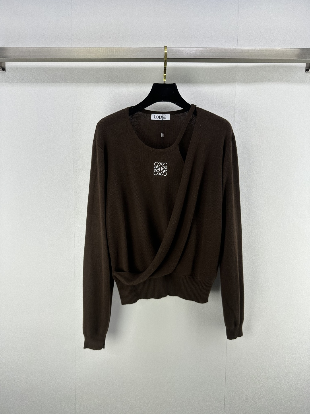 NO:471454,Loew* new details, new knitted round neck long sleeves in autumn and winter, cross body design, chest positioning logo totem, soft positioning, slim and versatile upper body, very unique design!  3 color 3 code SML, loewe, alexander wang19860909Loew*上新细节 秋冬新款针织圆领长袖 交叉衣身设计 胸口定位logo图腾 定位手感软糯 上身显瘦又百搭 设计非常独特！ 3色3码SML,,loewe,alexander wang,Women's clothing