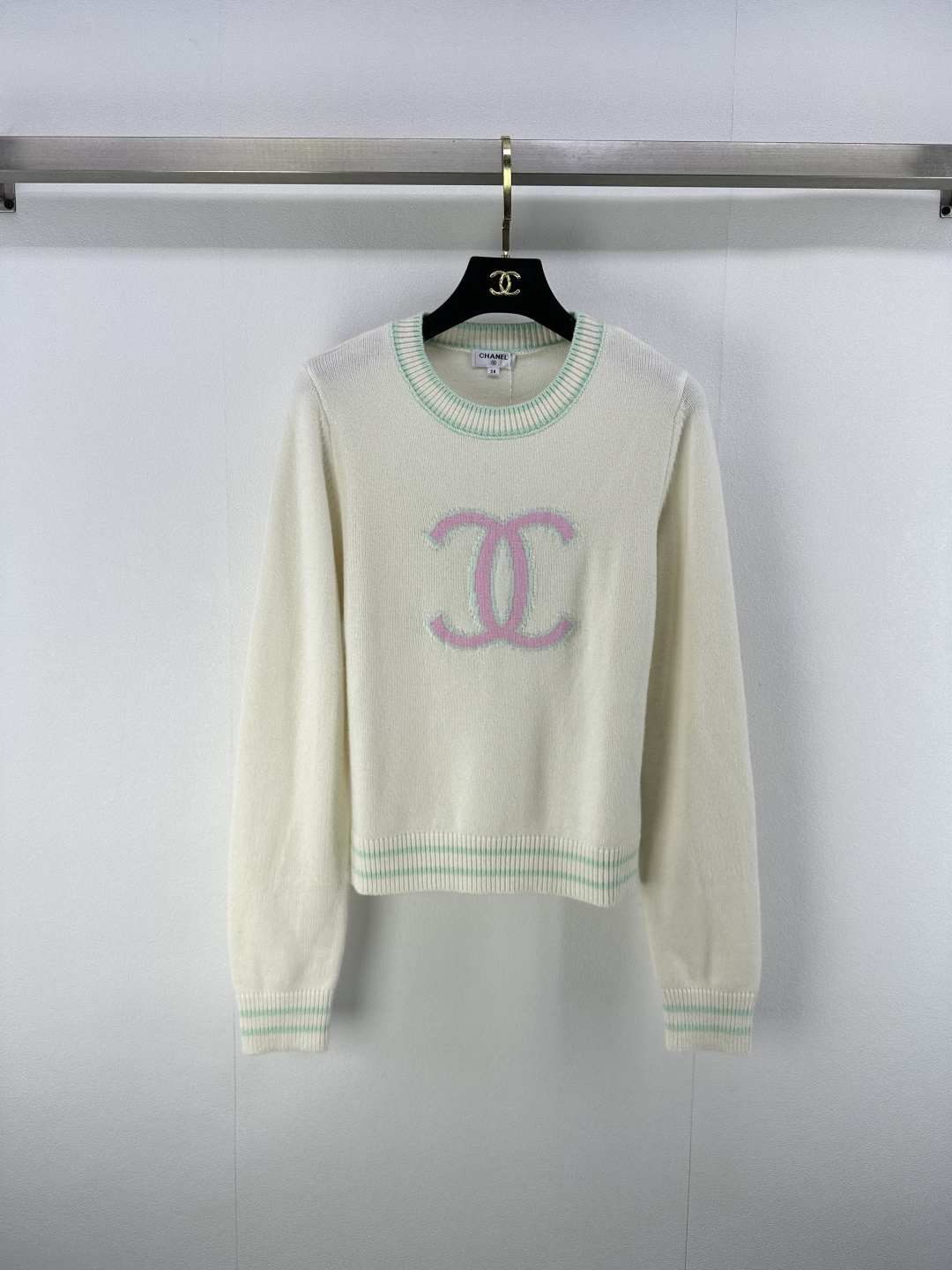 NO:471459,Chane* new details, new autumn and winter styles, large double C knitted long sleeves, contrasting color big logo, soft and delicate skin-friendly, the classic logo letters look huge and slim on the upper body!  Age-reducing product!  2 colors 3 codes SML, chanel, alexander wang19860909Chane*上新细节 秋冬新款大双C针织长袖 撞色大logo 面料质感柔软细腻亲肤 logo字母经典版型上身巨显瘦！减龄单品！ 2色3码SML,,chanel,alexander wang,Women's clothing