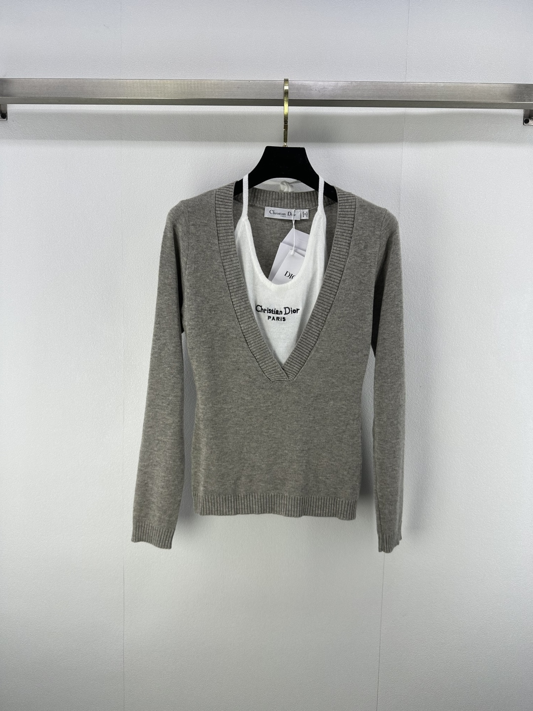 NO:471469,Dio* new details, autumn and winter new fake two-piece halter neck stripes long sleeves, positioning brand logo, the upper body is really beautiful [Wow] The fake two-piece halter neck design with a very design feel is both casual and sexy, the lower body is casually matched to show the body proportions and fashionable 2 colors and 3 sizes SML, dior, alexander wang19860909Dio*上新细节 秋冬新款假两件挂脖条纹长袖 定位品牌logo 上身真的超美[哇]很有设计感的假两件挂脖设计 既休闲又不失小性感 下半身随意搭配都很显身材比例且时髦 2色3码SML,,dior,alexander wang,Women's clothing