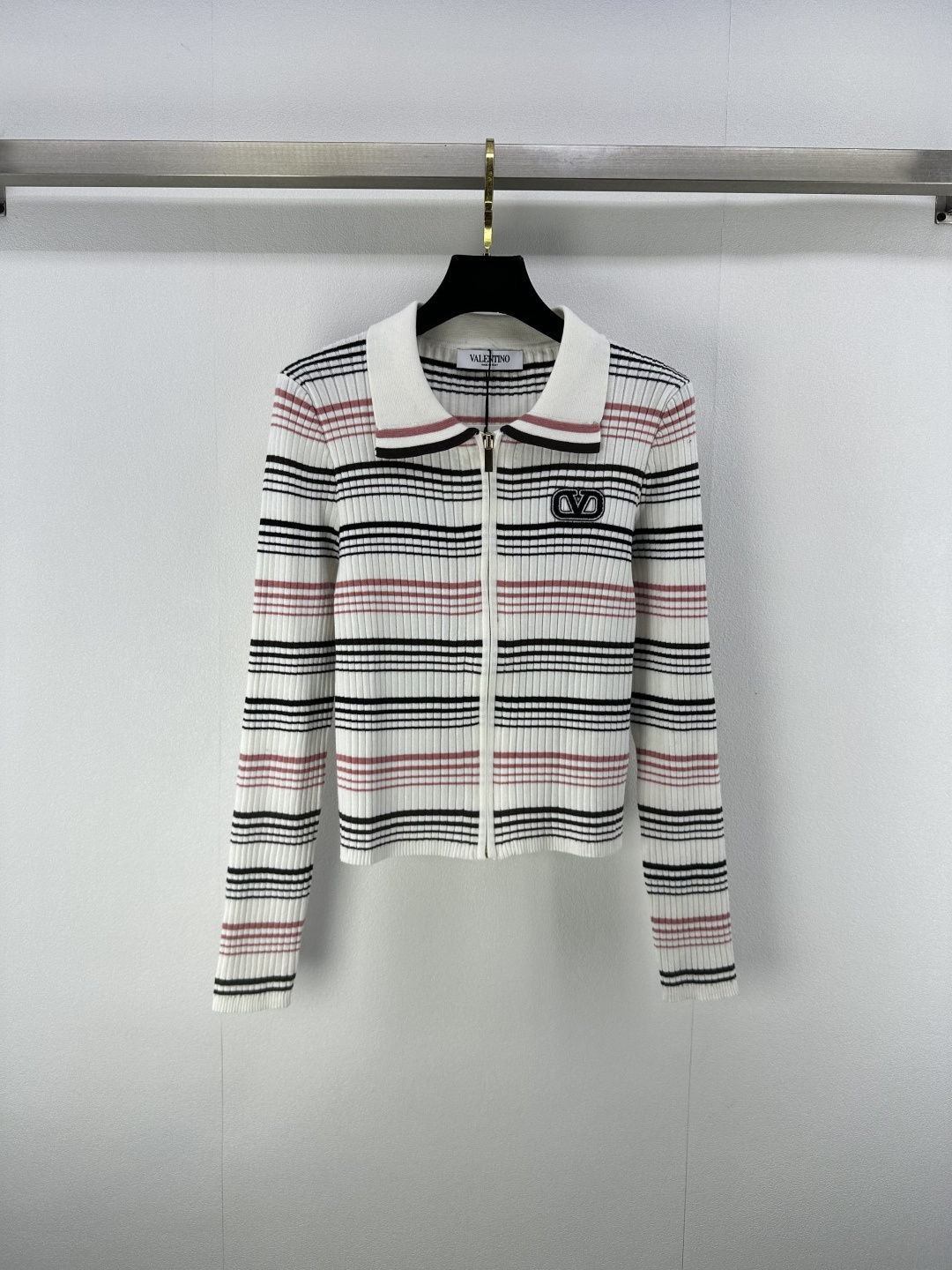 NO:472303,Valentin* new details, new autumn zipper logo knitted cardigan long sleeves, original custom pit strip design weaving method, super elastic and slimming. The classic style makes the upper body look huge!  White and rich beauty must-have items, retro and elegant tone 2 colors and 3 codes SML, valentino, alexander wang19860909Valentin*上新细节 秋季新品拉链logo针织开衫长袖 原版定制坑条设计织法,弹性超好超显瘦.经典版型上身巨显瘦！白富美必备单品,复古优雅的调调 2色3码SML,,valentino,alexander wang,Women's clothing