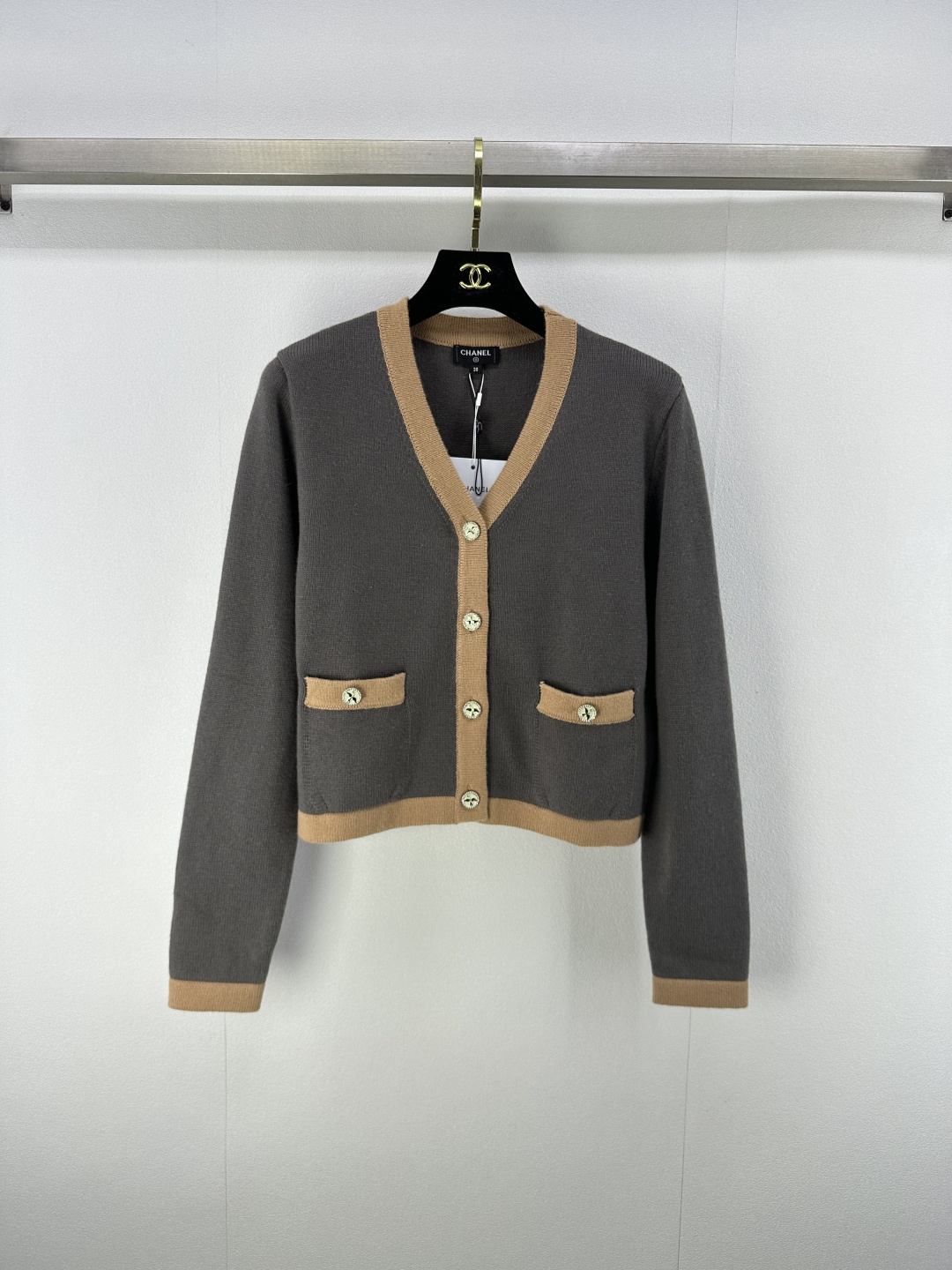 NO:471473,Chane* new details, new contrasting color v-neck cardigan in autumn and winter, mold opening logo hardware ~ custom imported yarn weaving, comfortable texture, delicate skin-friendly, knitted short cardigan tailoring, classic high contrasting color inter-color, super slim and temperament, 2 colors, 3 codes SML, chanel, alexander wang19860909Chane*上新细节 秋冬新款撞色v领开衫 开模logo五金~定制进口纱线织造 质感舒适 亲肤细腻 针织短开衫剪裁 经典高级撞色间色 上身超显瘦气质 2色3码SML,,chanel,alexander wang,Women's clothing