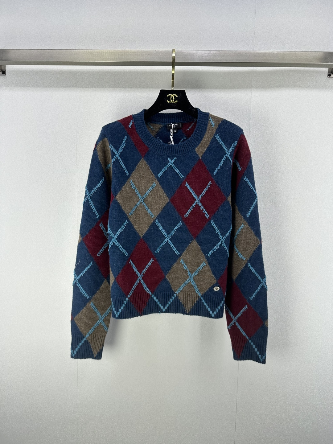 NO:469749,Chane* new details, new diamond knitted round neck long sleeves in autumn and winter, diamond pattern double letter jacquard craftsmanship, double letter button embellishment, fashionable, exquisite, high-end and versatile 1 color 3 code SML., chanel, alexander wang19860909Chane*上新细节 秋冬新款菱格针织圆领长袖,菱格花纹双字母提花工艺,带钻双字母纽扣点缀,时髦精致高级百搭 1色3码SML.,,chanel,alexander wang,Women's clothing