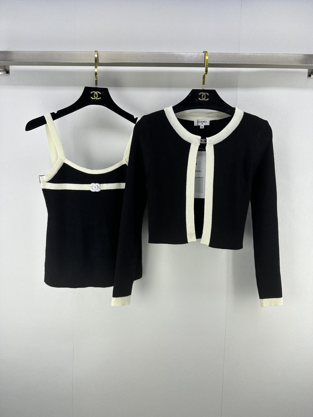 NO:471477,Chane* new details The latest two-piece set for autumn and winter, suspender vest + buckle cardigan!  The color contrasting chest logo is sexy and sweet. The autumn is refreshing and not stuffy. It is simple and energetic when going out on the street every day. 3 colors and 3 codes SML, chanel, alexander wang19860909Chane*上新细节 秋冬最新两件套套装 吊带背心+挂扣开衫！胸口撞色logo 性感不失甜美 秋日清爽不闷热,日常出街简单又具有活力 3色3码SML,,chanel,alexander wang,Women's clothing