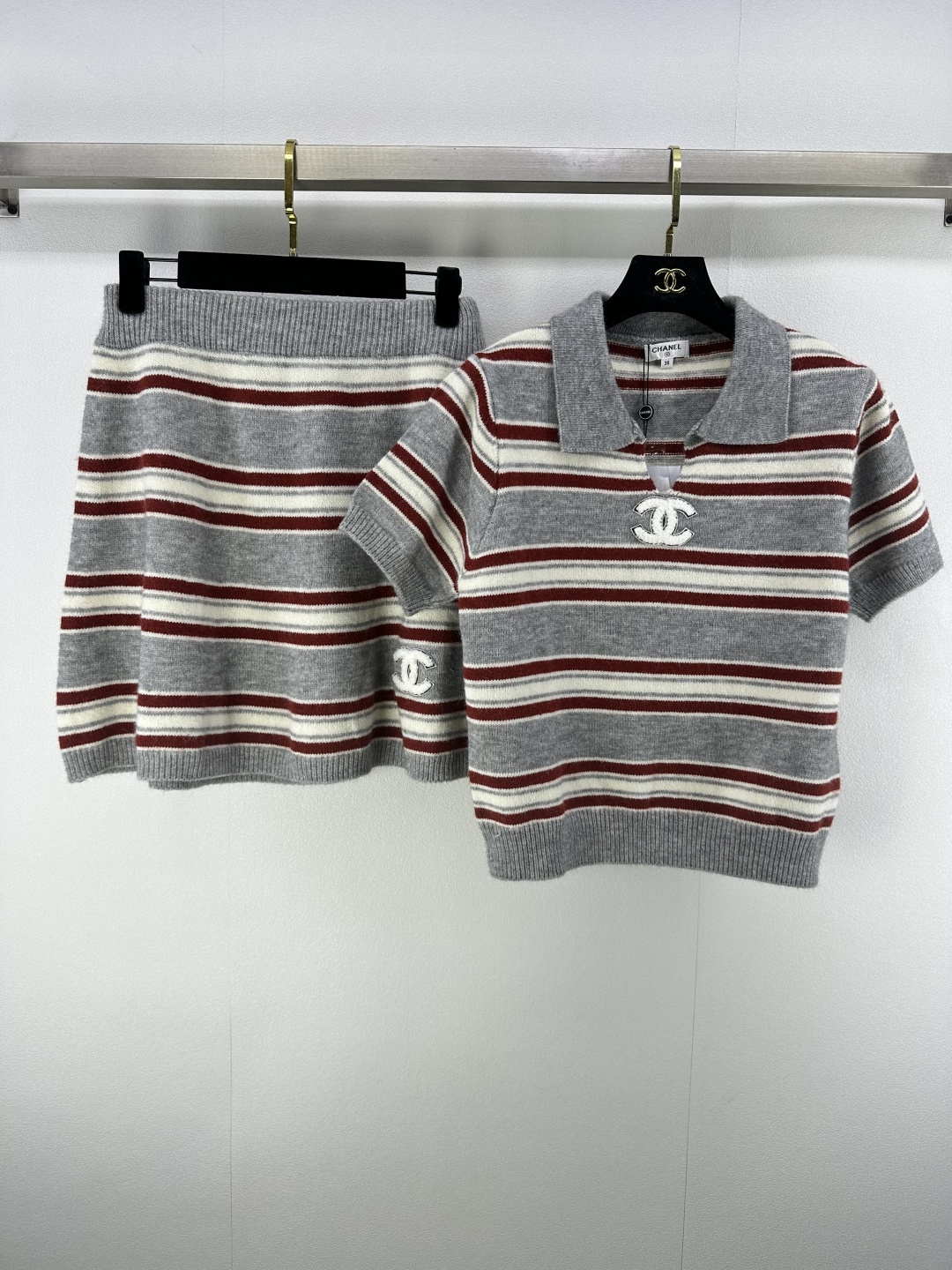 NO:471443,Chane* new details New knitted lapel short-sleeved suit Lapel design short-sleeved elastic skirt Striped texture Classic flocking logo decoration Classic fashionable daily commuting versatile 2 colors 3 size SML, chanel, skirts, T-shirt, alexander wang19860909Chane*上新细节 秋冬新款针织翻领短袖套装 翻领设计短袖松紧半裙 条纹纹理 经典植绒logo装饰 经典时髦日常通勤百搭 2色3码SML,,chanel,skirts,T-shirt,alexander wang,Women's clothing