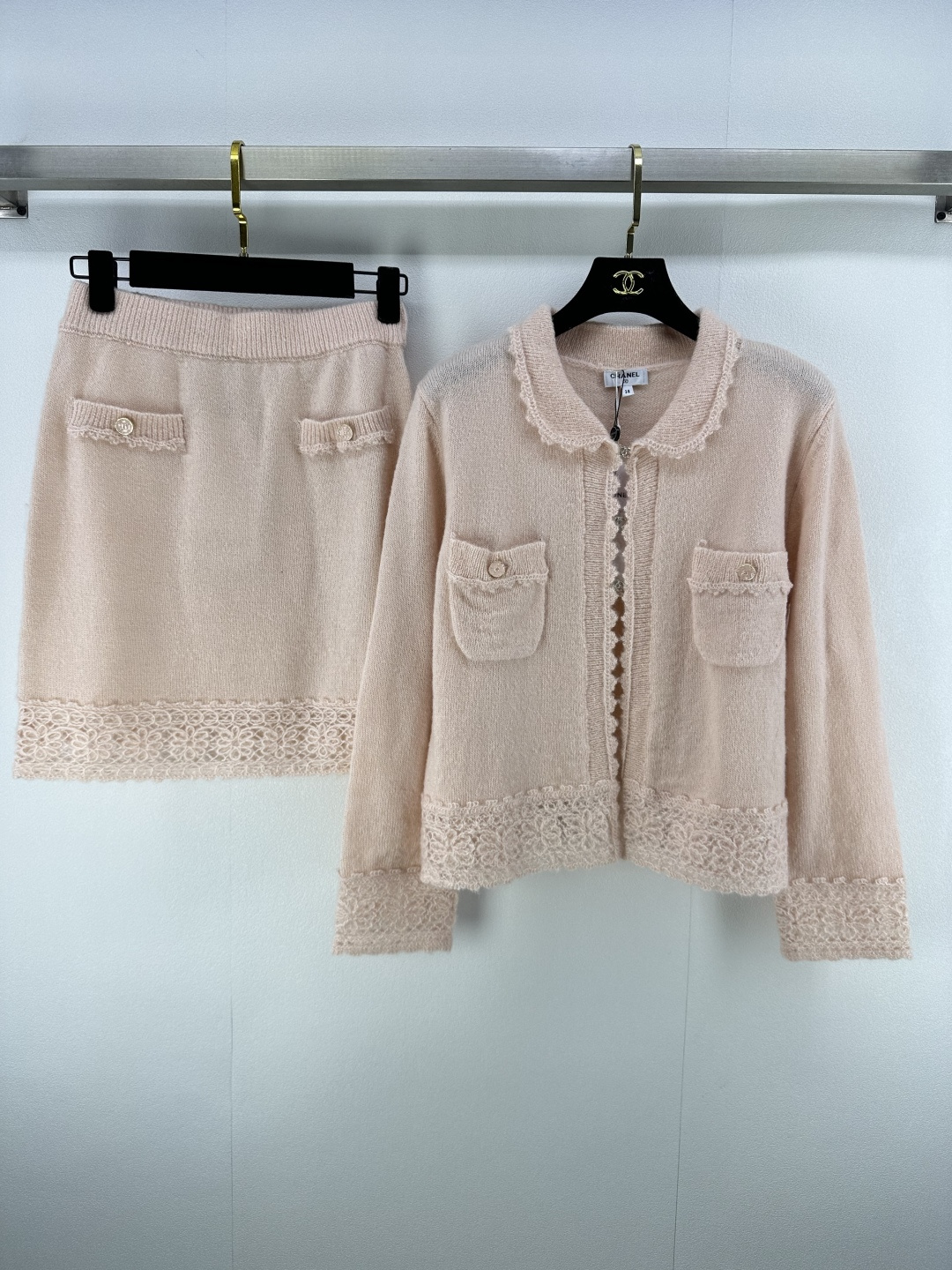 NO:472318,Chane* new details New autumn and winter lapel cardigan suit!  Lapel buckle cardigan + skirt, custom logo buckle, hem hollow pattern texture hook flower design, the style is not picky for people, the upper body looks huge and slim!  Pink and tender color combination white and rich beauty must have versatile artifact 2 colors and 3 codes SML, chanel, skirts, alexander wang19860909Chane*上新细节 秋冬新品翻领开衫套装！翻领挂扣开衫+半裙 定制logo饰扣 下摆镂空花纹纹理钩花设计 版型不挑人版型上身巨显瘦！粉嫩配色白富美必备百搭神器 2色3码SML,,chanel,skirts,alexander wang,Women's clothing