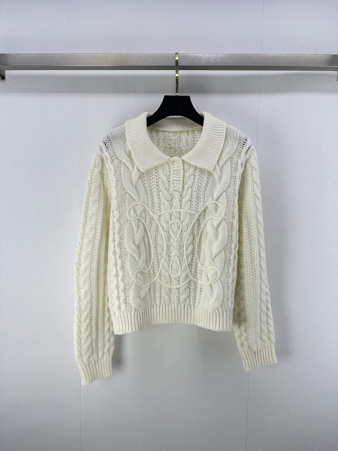 NO:471488,Celin* new details, new knitted lapel half-pallet pullover long sleeves, twisted string craftsmanship, three-dimensional logo pattern decoration, yb open mold logo button embellishment, high-end fashionable, exquisite and versatile 2 colors, 3 codes, SML, celine, alexander wang19860909Celin*上新细节 秋冬新款针织翻领半开襟套头长袖 麻花纽绳工艺 立体logo图案装饰 yb开模logo纽扣点缀 高级时髦精致百搭 2色3码SML,,celine,alexander wang,Women's clothing