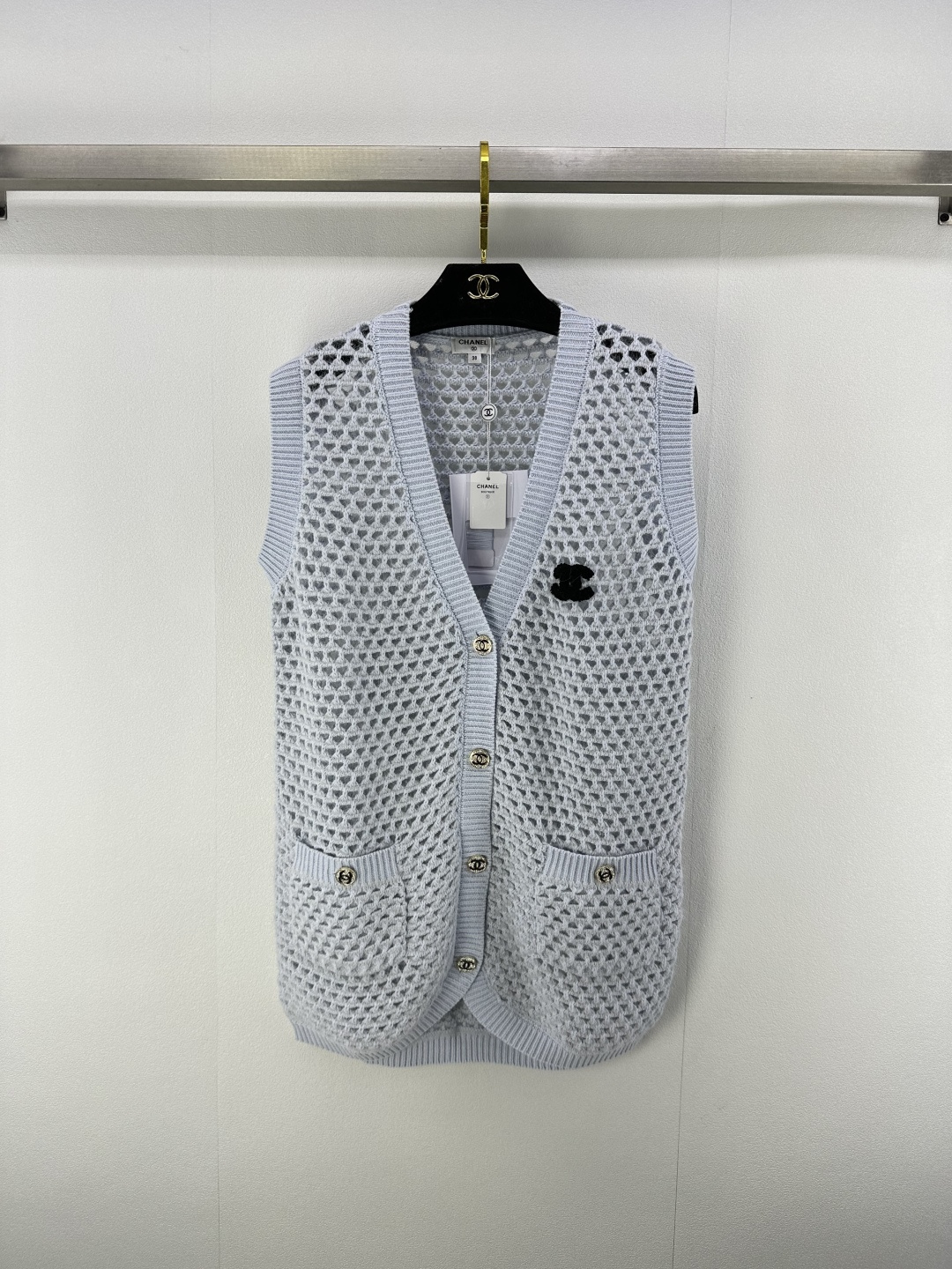 NO:472278,Chane* new details The new autumn v-neck hollow knitted long cardigan vest, contrasting color hollow simple design but very pleasing!  It has a retro and fashionable feeling and awesome design!  White and rich beauty must have versatile items 1 color 3 code SML, chanel, alexander wang19860909Chane*上新细节 秋季新款v领镂空针织长开衫背心,撞色镂空简约设计却很耐看！自带复古时髦感 设计感绝绝子！白富美必备百搭单品 1色3码SML,,chanel,alexander wang,Women's clothing