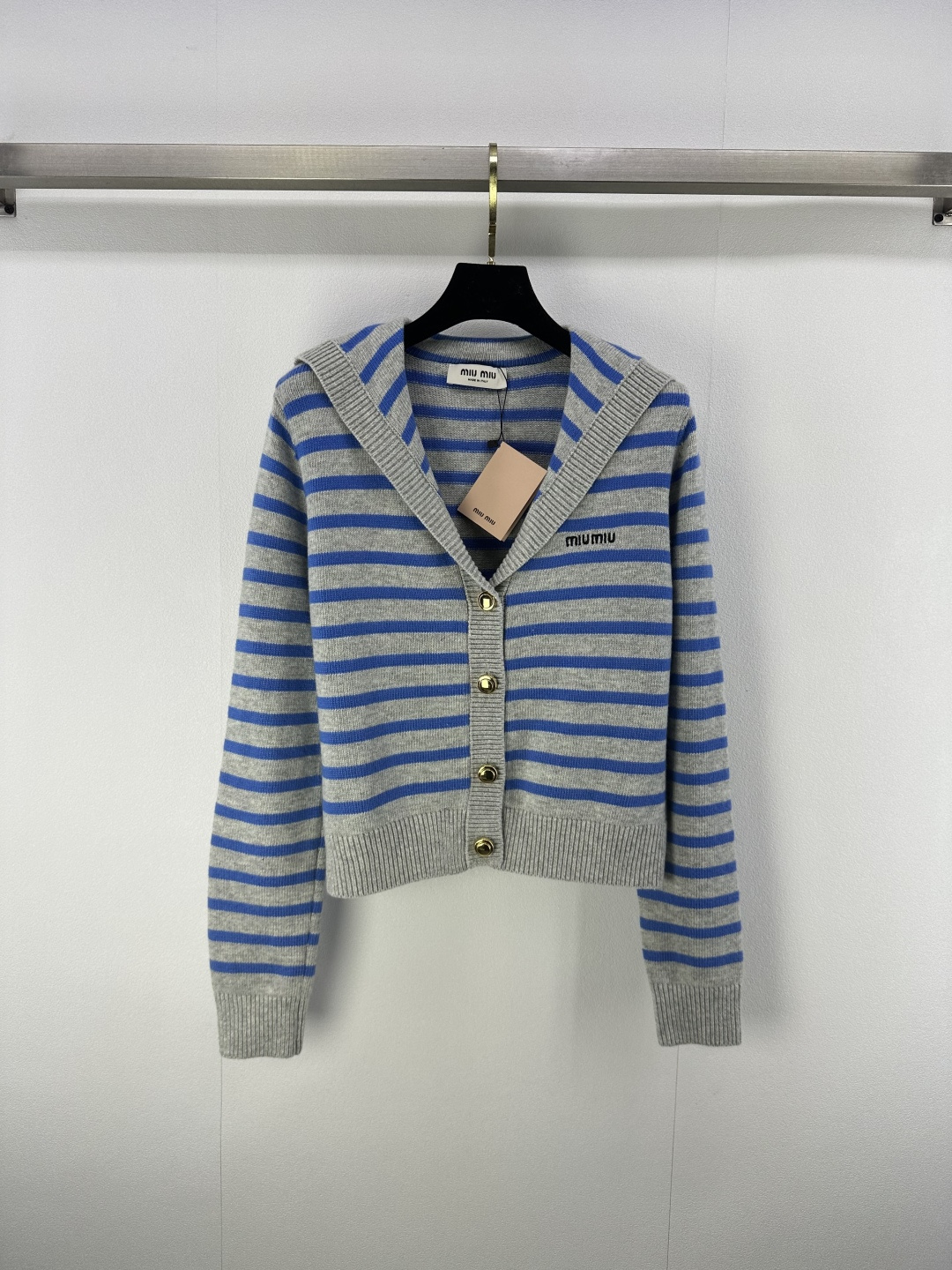 NO:472283,Miumi* new details, new knitted navy neck v-neck cardigan in autumn, navy lapel letter logo jacquard decoration, chest metal logo, classic inter-color striped splicing design, metal button embellishment, high-end fashionable and versatile 2 colors 3 codes SML,,miumiu,alexander wang19860909Miumi*上新细节 秋季新款针织海军领v领开衫 海军翻领字母logo提花装饰 胸前金属徽标 经典间色条纹拼接设计 金属纽扣点缀 高级时髦百搭 2色3码SML,,miumiu,alexander wang,Women's clothing