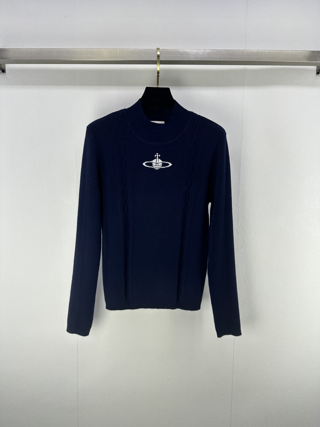 NO:471434,New details on Vivienne Westwoo* Early autumn new knitted pullover long sleeves Twist rope craftsmanship Classic brand contrasting jacquard decoration High-end fashionable and versatile 2 colors 3 codes SML.,,alexander wang19860909Vivienne Westwoo*上新细节 早秋新款针织套头长袖 麻花纽绳工艺 经典品牌撞色提花装饰 高级时髦百搭 2色3码SML.,,alexander wang,Women's clothing