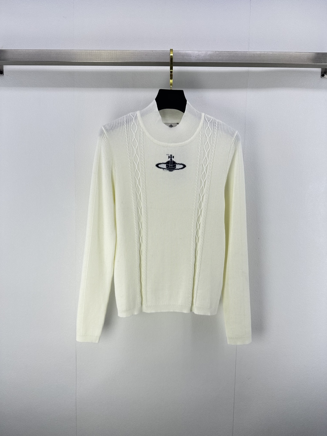 NO:471437,Vivienne Westwoo* new details, early autumn new knitted pullover long sleeves, twisted rope craftsmanship, classic brand contrasting jacquard decoration, high-end fashionable and versatile 2 colors 3 codes SML,,alexander wang19860909Vivienne Westwoo*上新细节 早秋新款针织套头长袖 麻花纽绳工艺 经典品牌撞色提花装饰 高级时髦百搭 2色3码SML,,alexander wang,Women's clothing