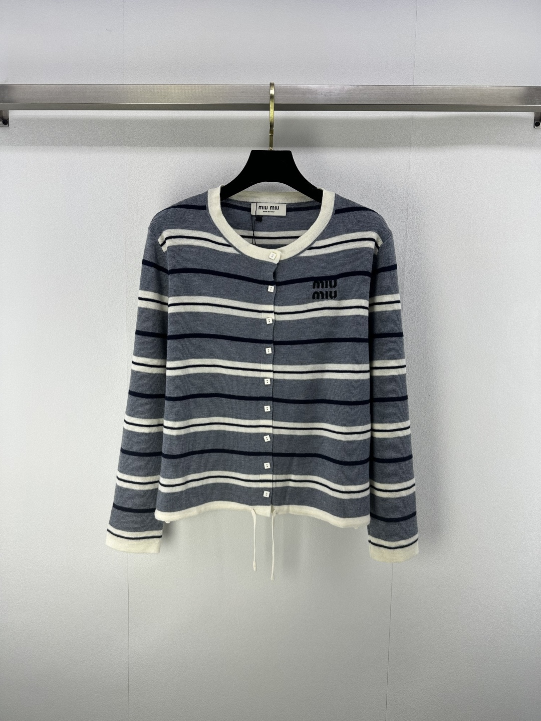 NO:472288,Miumi* New details New striped long-sleeved round-neck cardigan in autumn and winter, cashmere wool yarn wool yarn, high-quality texture, elastic and comfortable, round-neck knit cardigan tailoring, beautifying the proportions of head and shoulders, make the collar iconic letter logo, black and gray stripes intertwined, presenting a retro college style, regular loose style, fashionable and slimming, easy to control during daily travel or party, 1 color, 3 codes, miumiu, alexander wang19860909Miumi* 上新细节 秋冬新款条纹长袖圆领开衫 羊绒羊毛纱线织造 质感高级 弹力舒适 圆领针织开衫剪裁 美化头肩比例更显瘦 领前标志性字母徽标 通体黑灰色条纹线条交错相织 呈现复古学院风格 常规宽松版型 时髦显瘦 日常出行或聚会轻松驾驭 1色3码SML,,miumiu,alexander wang,Women's clothing