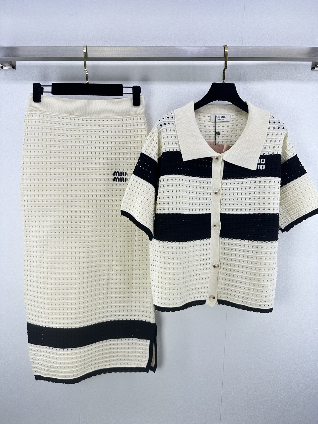 NO:472290,Chane* new details New autumn short-sleeved suit Lapel cardigan striped short-sleeved + slit long skirt Set with an atmosphere Striped tone Full of high-end feeling Gentle and romantic Simple short-sleeved set A set of upper body is really good looking 2 colors 3 size SML, chanel, skirts, T-shirt, alexander wang19860909Chane*上新细节 秋季新款短袖套装 翻领开衫条纹短袖+开叉长裙 自带氛围感的套装 条纹基调 高级感满满 温柔浪漫 简洁的短袖 一套上身是真的好好看 2色3码SML,,chanel,skirts,T-shirt,alexander wang,Women's clothing