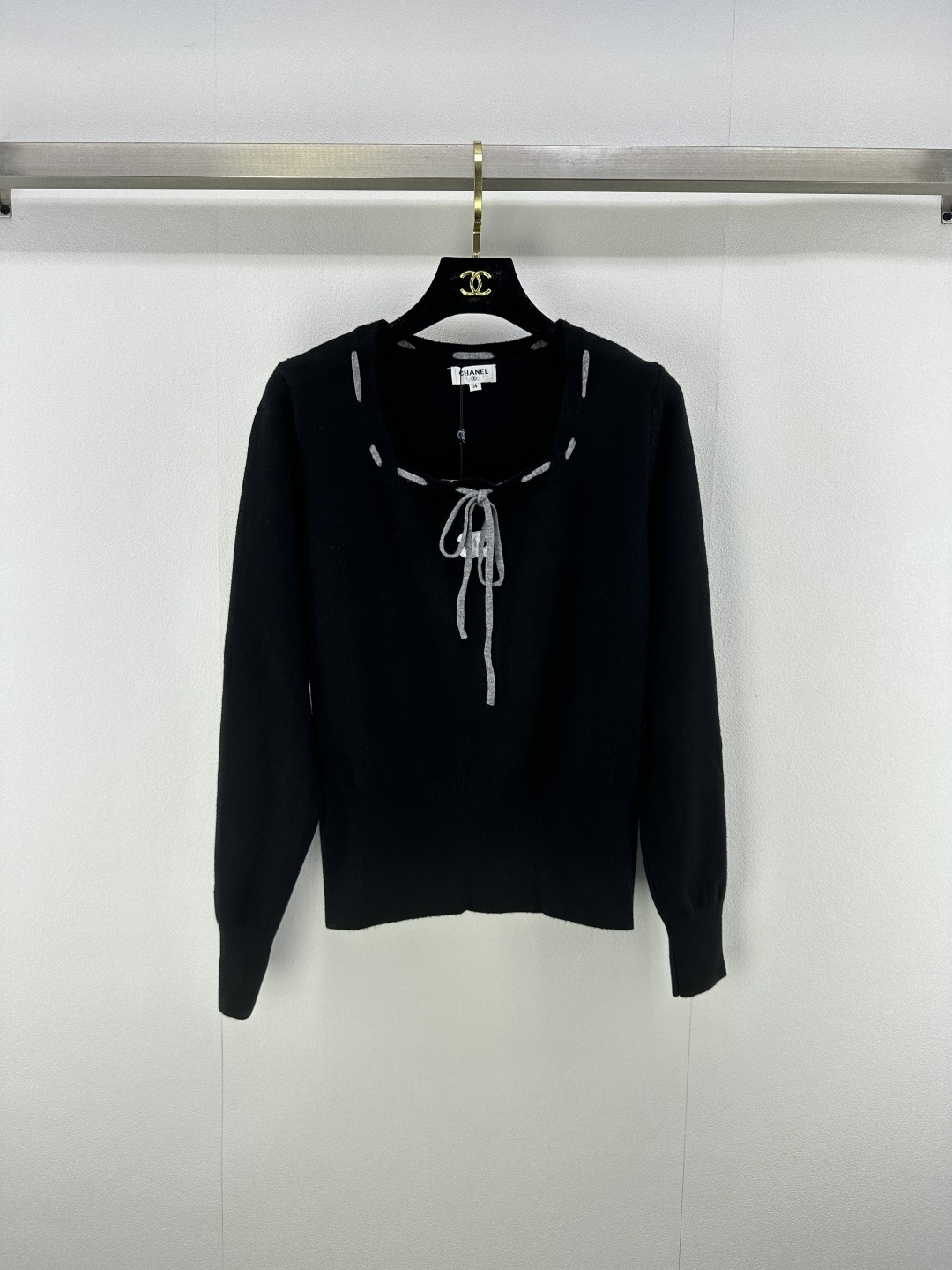 NO:472307,CHANE* New details New autumn and winter new square collar long sleeves Paired with skirts or pants All are OK The front strap design is tricky The long-sleeved shirt has a sun protection and Korean lazy feeling. Versatile stripes Soft and delicate fabric is breathable and fully snug. Comfortable and not stuffy 3 colors and 3 sizes SML, chanel, skirts, alexander wang19860909CHANE* 上新细节 秋冬新款薄款方领长袖 搭配裙子or 裤子皆可 前面绑带设计小心机 长袖衫防晒又有韩系慵懒感 百搭条纹 柔软细腻的面料透气性满分 贴身舒适不闷热 3色3码SML,,chanel,skirts,alexander wang,Women's clothing