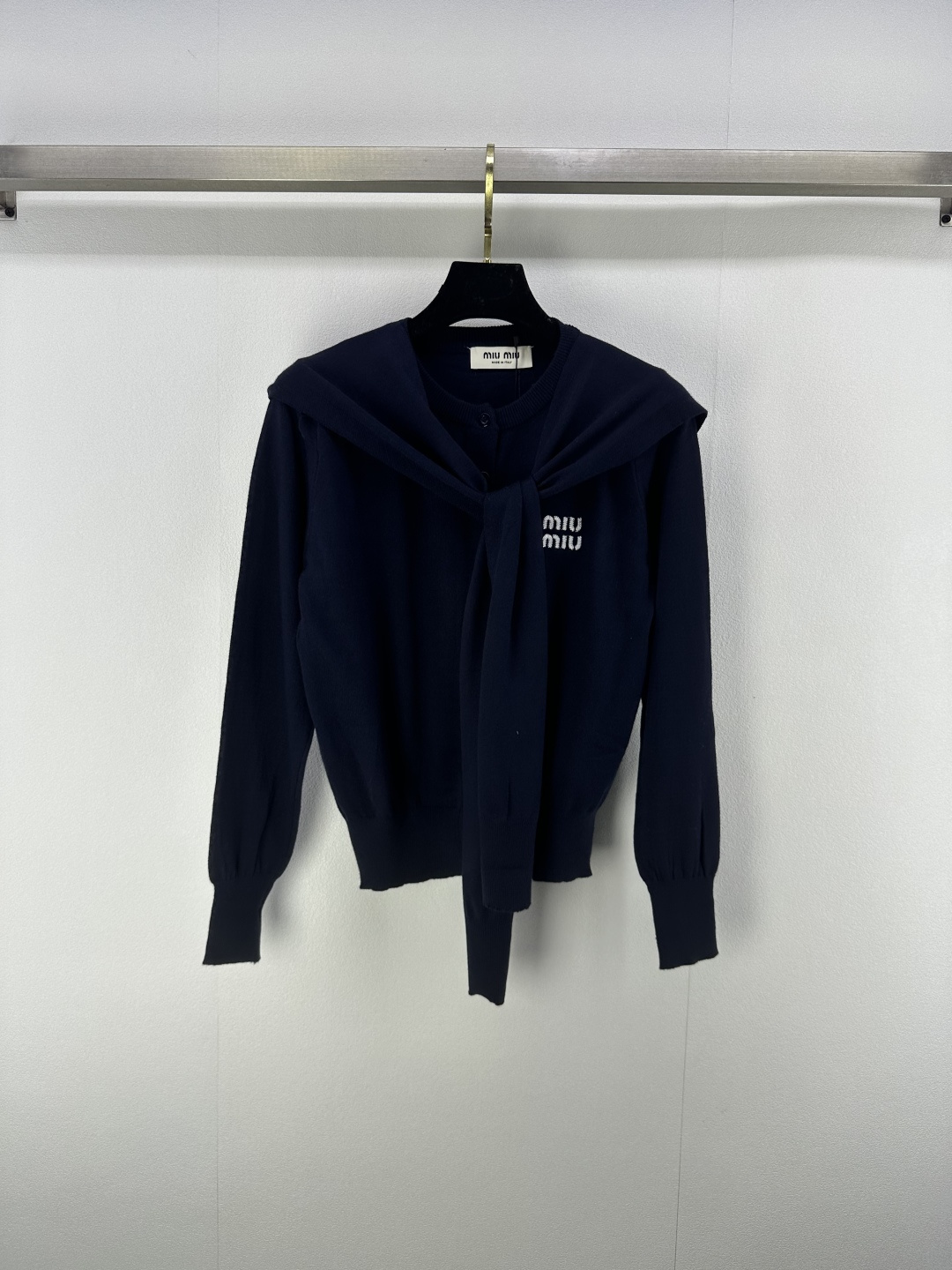 NO:472310,Miumi* new details, new autumn two-piece shawl cardigan long sleeves, removable shawl, the upper body is particularly elegant, the logo logo is classic, fashionable and versatile, and it is not picky!  Regular style The upper body shows style and style!  3 color 3 code SML, miumiu, shawls, alexander wang19860909miumi*上新细节 秋季新款两件套披肩开衫长袖 可拆卸披肩 上身特别显气质 logo徽标经典时尚百搭不挑人！ 常规版型 上身尽显格调与风范！ 3色3码SML,,miumiu,shawls,alexander wang,Women's clothing