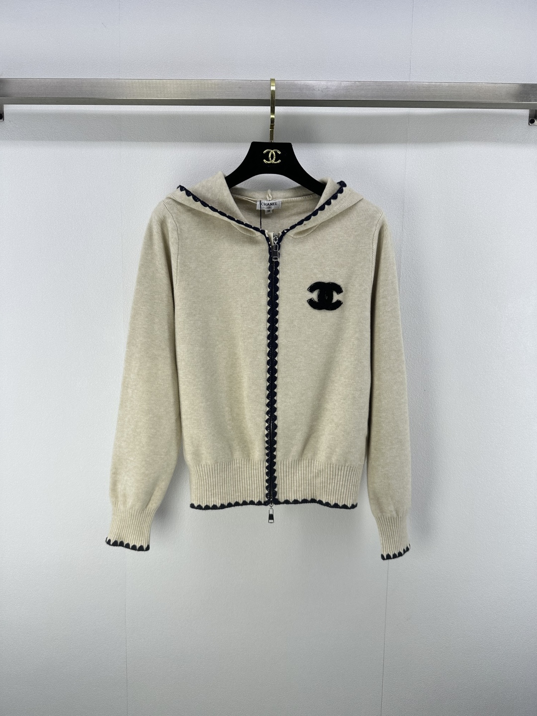 NO:472313,Chane* new details New autumn webbing contrasting color casual zipper hooded cardigan Customized YB imported material High-quality texture Fully quality Braided stitching complementary seams and zipper details Low-key and fashionable Webbing lines and large body form contrasting color echoes the overall tone Full of effortless matching High-end and fashionable model 2 colors 3 codes SML, chanel, hats, alexander wang19860909Chane*上新细节 秋季新款织带撞色休闲拉链连帽开衫 定制YB进口材质 质感高级 品相十足 编织缝合互补缝与拉链细节呼应 低调时髦 织带线条和大身形成撞色呼应 整体调性十足 不费力搭配 高级时髦款 2色3码SML,,chanel,hats,alexander wang,Women's clothing