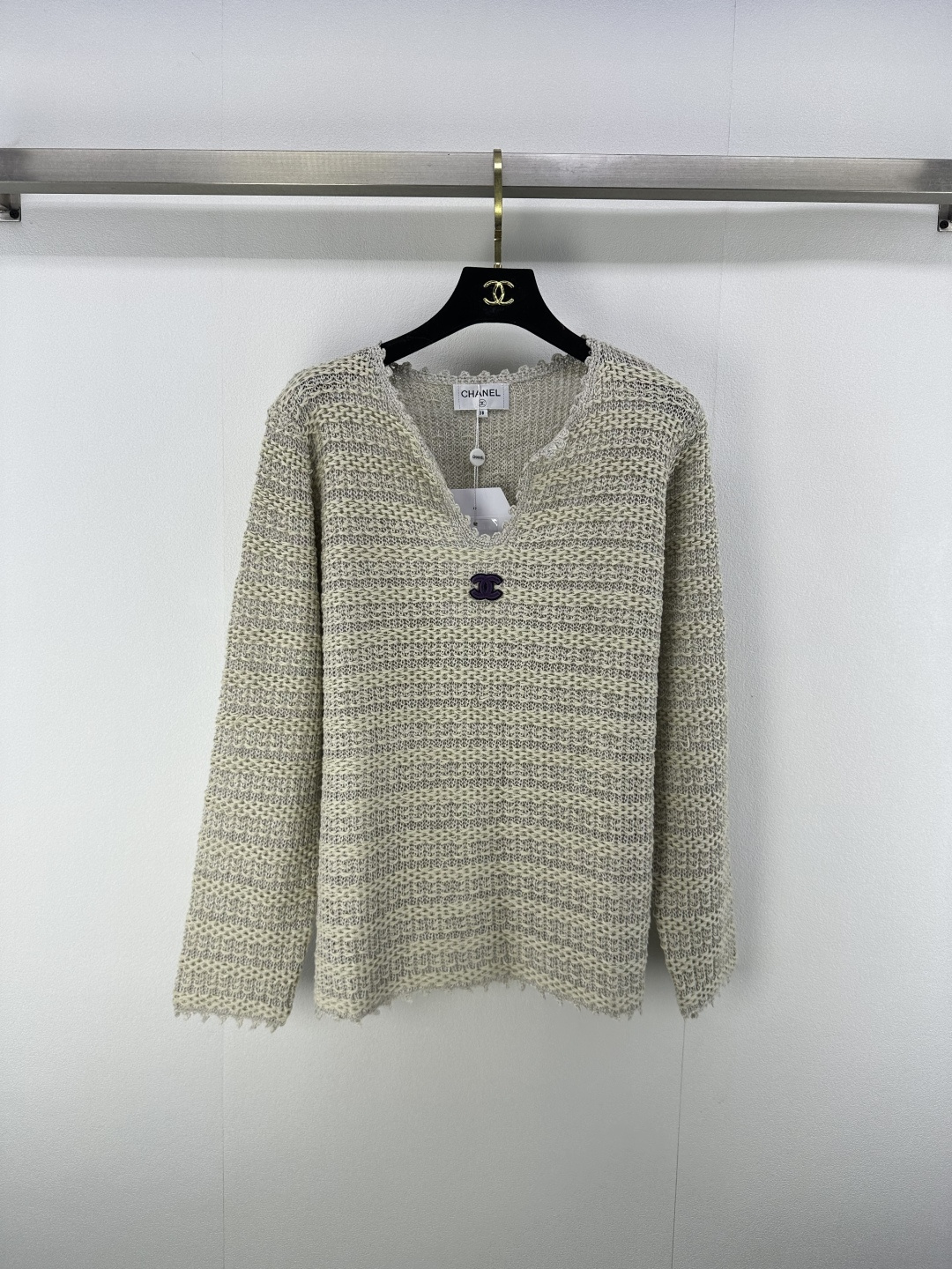 NO:469755,Chane* new details New autumn v-neck long sleeves Braided textured fabric has a good drooping feel, comfortable and skin-friendly, young and beautiful girls and young women, all can easily control the color scheme. versatile and not picky. 2 colors and 3 sizes SML, chanel, alexander wang19860909Chane*上新细节 秋季新款v领长袖 编织纹理面料垂感佳,舒适亲肤,青春美少女和轻熟女,都可以轻松驾驭的配色 百搭不挑人 2色3码SML,,chanel,alexander wang,Women's clothing