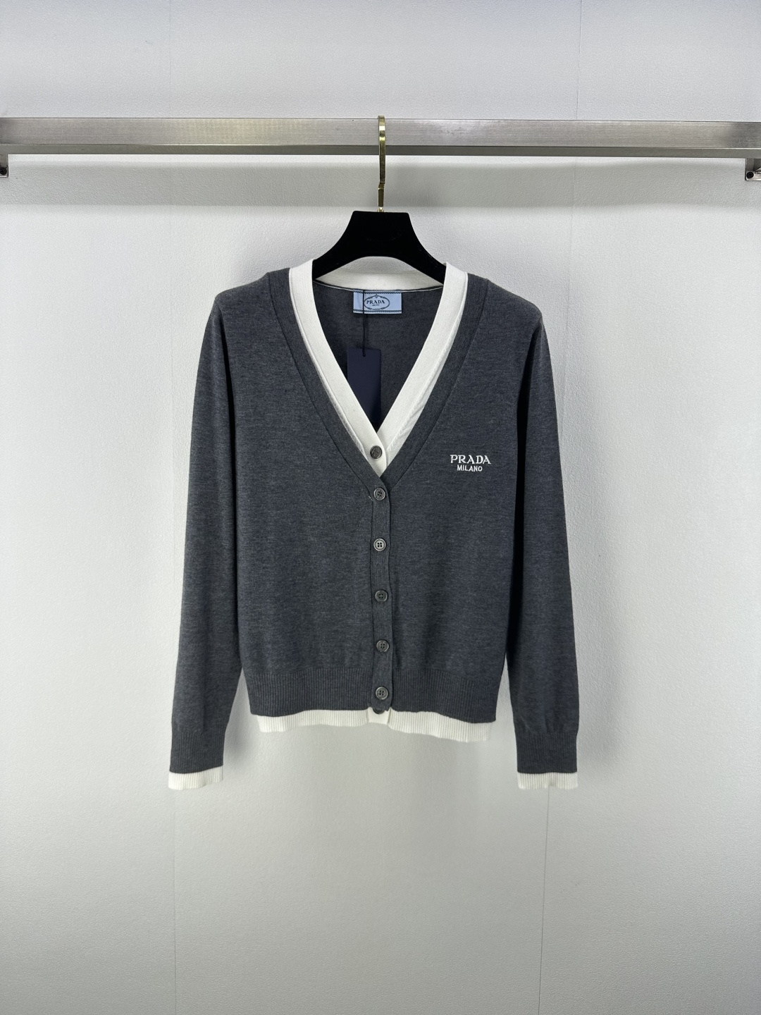 NO:473444,New details on Prad* The latest fake two-piece knitted v-neck cardigan in autumn!  Custom blended yarn weaving, delicate and soft, exquisite knitted cardigan style, contrasting colors inside and outside to form a fake two-piece layering effect, threaded edge-cover details, chest embroidery embellishment letter logo pattern, strong retro college style, playful and age-reducing, easy to control when traveling or relaxing parties!  2 colors 3 codes SML, prada, alexander wang19860909Prad*上新细节 秋季最新假两件针织v领开衫！定制混纺纱线织造 细腻柔软 精致针织开衫版型 内外撞色形成假两件叠穿效果 螺纹包边细节满分 胸前刺绣点缀字母徽标图案 复古学院风格强烈 俏皮减龄显白 日常出行或轻松聚会轻松驾驭！ 2色3码SML,,prada,alexander wang,Women's clothing