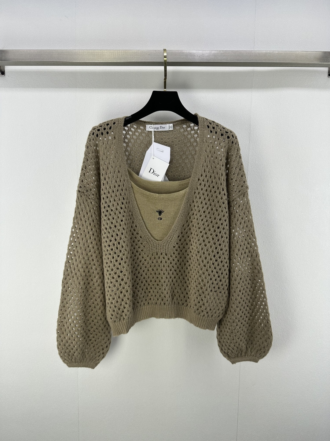 NO:473446,Dio* new details The latest two-piece set for autumn, suspender vest + v-neck hollow long sleeves!  The contrasting embroidered logo of the clothes is sexy and sweet. It is refreshing and not stuffy in autumn. It is simple and energetic when going out on the street every day!  2 colors 3 codes SML, dior, alexander wang19860909Dio*上新细节 秋季最新两件套套装 吊带背心+v领镂空长袖！衣身撞色刺绣logo 性感不失甜美 秋日清爽不闷热,日常出街简单又具有活力！ 2色3码SML,,dior,alexander wang,Women's clothing