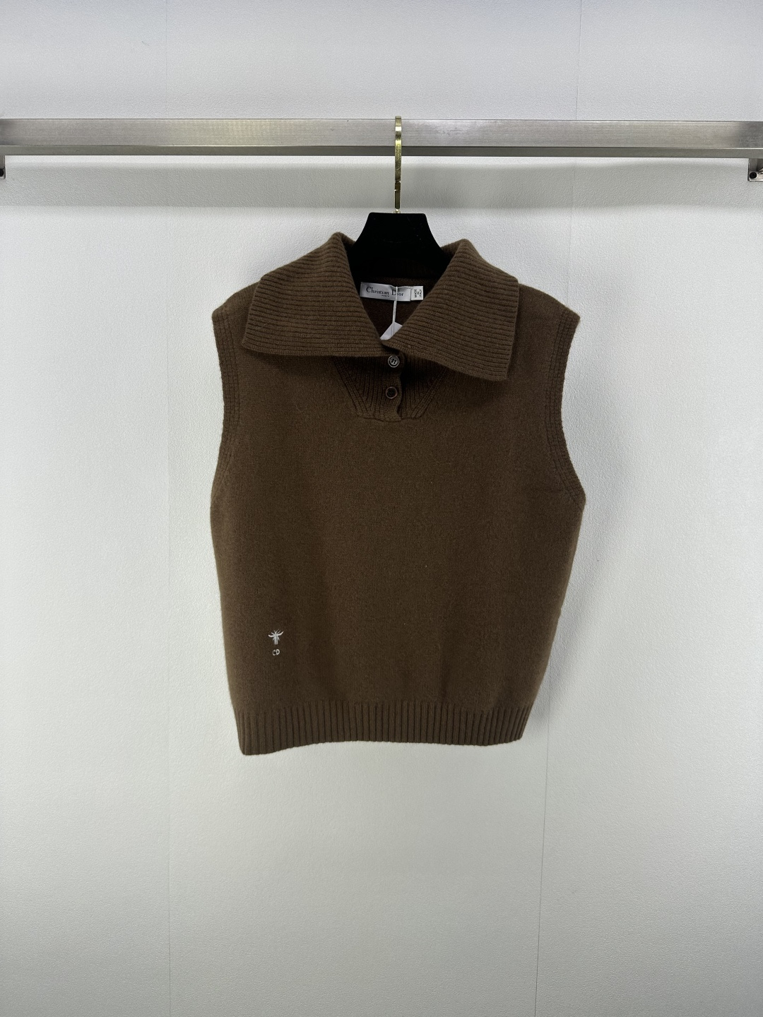 NO:473449,Dio* new details, new autumn and winter half-cardigan lapel vest, positioning the little bee logo, slim on the upper body, super white skin, customized jacquard craft, low-key and luxurious! A must-have item for fashionable things unlocks all outfits! Classic items are fashionable and high-end, and the classic style is versatile and not picky! 3 color 3 code SML, dior, alexander wang19860909Dio*上新细节 秋冬新款半开衫翻领背心 定位小蜜蜂徽标 上身显瘦超級显肤白 定制提花工艺 低调奢华！ 时髦精必备单品解锁所有穿搭！经典单品时髦又高级 经典版型百搭不挑人！ 3色3码SML,,dior,alexander wang,Women's clothing