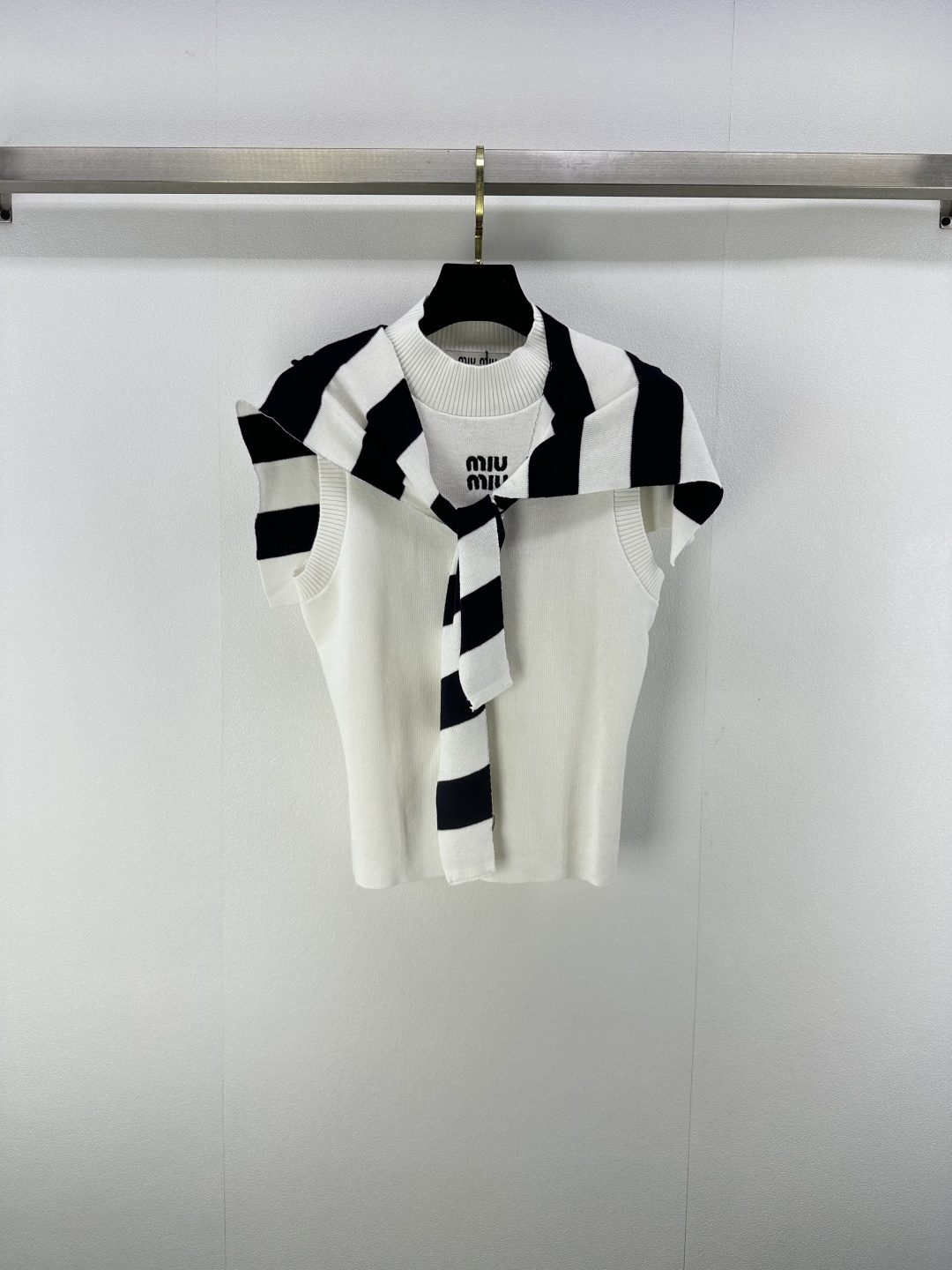 NO:473453,Miumi* new details, new two-piece shawl set for autumn, detachable shawl + half-high neck vest, the upper body is particularly elegant, contrasting striped logo embroidery classic and fashionable and versatile!  College style full of 2 colors 3 codes SML, miumiu, shawls, alexander wang19860909miumi*上新细节 秋季新款两件套披肩套装 可拆卸披肩 +半高领背心 上身特别显气质 撞色条纹款logo刺绣经典时尚百搭！学院风满满 2色3码SML,,miumiu,shawls,alexander wang,Women's clothing