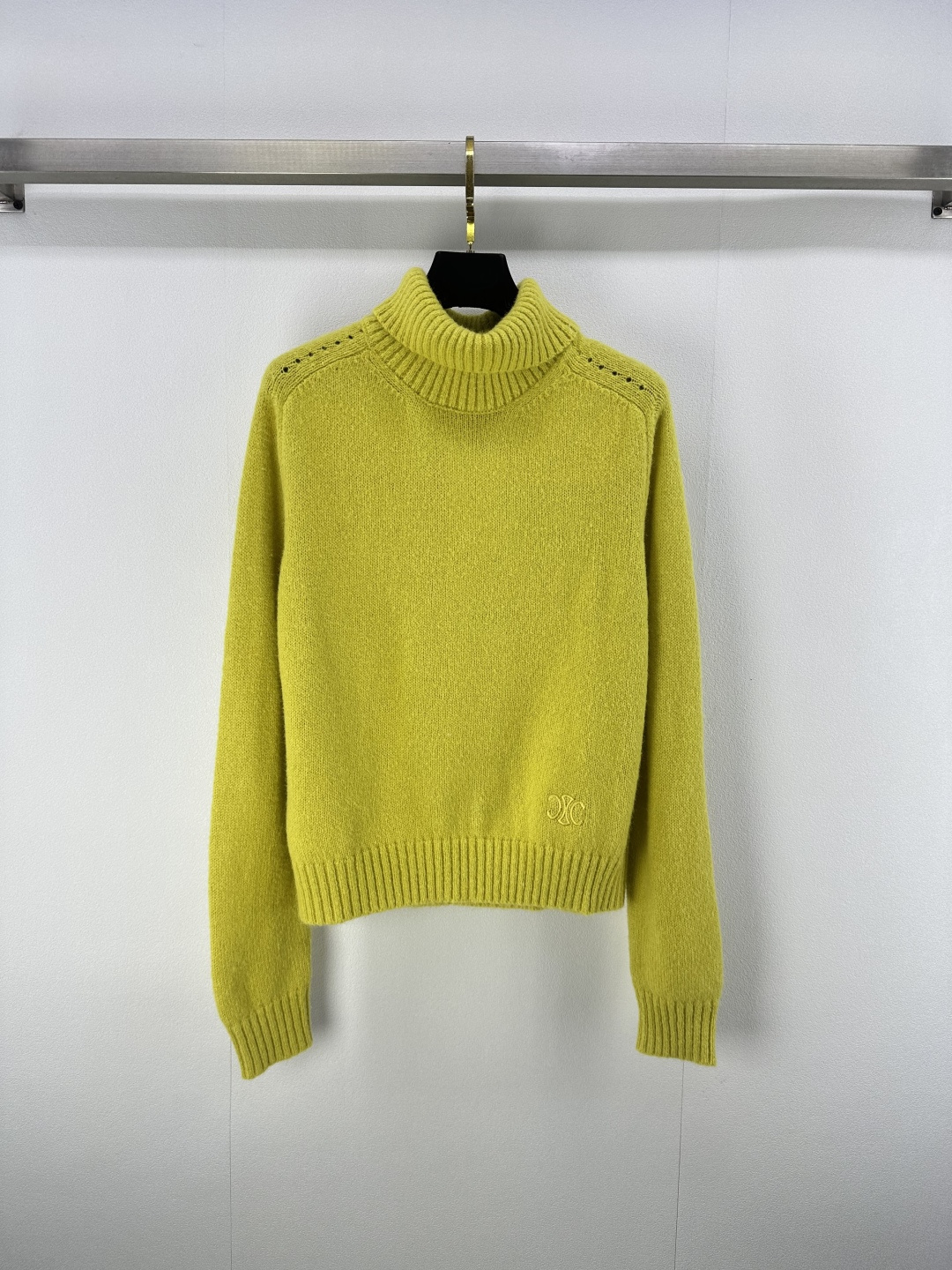 NO:472306,Celin* new details, new knitted turtleneck pullover long sleeves, raglan sleeve design, classic brand logo embroidery embroidery, simple, fashionable, exquisite and versatile, 1 color, 3 codes, SML, celine, alexander wang19860909Celin*上新细节 秋冬新款针织高领套头长袖 插肩袖设计 下摆经典品牌logo刺绣点缀 简约时髦精致百搭 1色3码SML,,celine,alexander wang,Women's clothing