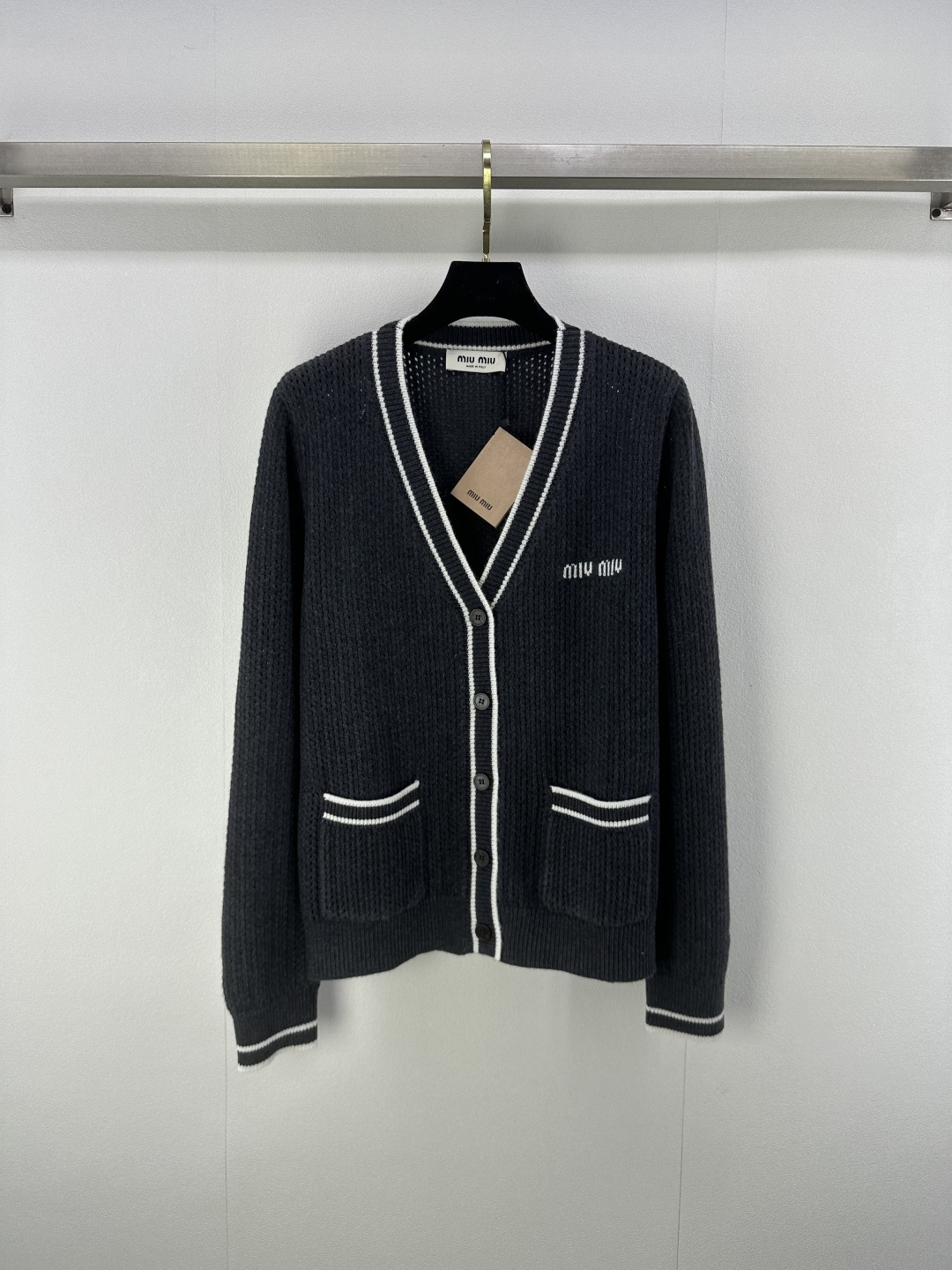 NO:472317,Miumi* new details, early autumn new knitted V-neck cardigan, classic brand letter logo contrasting color jacquard decoration, high-grade gray series, yb open-mold letter logo button embellishment, classic fashionable and versatile 1 color 3 code SML,,miumiu,alexander wang19860909Miumi*上新细节 早秋新款针织V领开衫 经典品牌字母logo撞色提花装饰 高级灰色系 yb开模字母logo纽扣点缀 经典时髦百搭 1色3码SML,,miumiu,alexander wang,Women's clothing