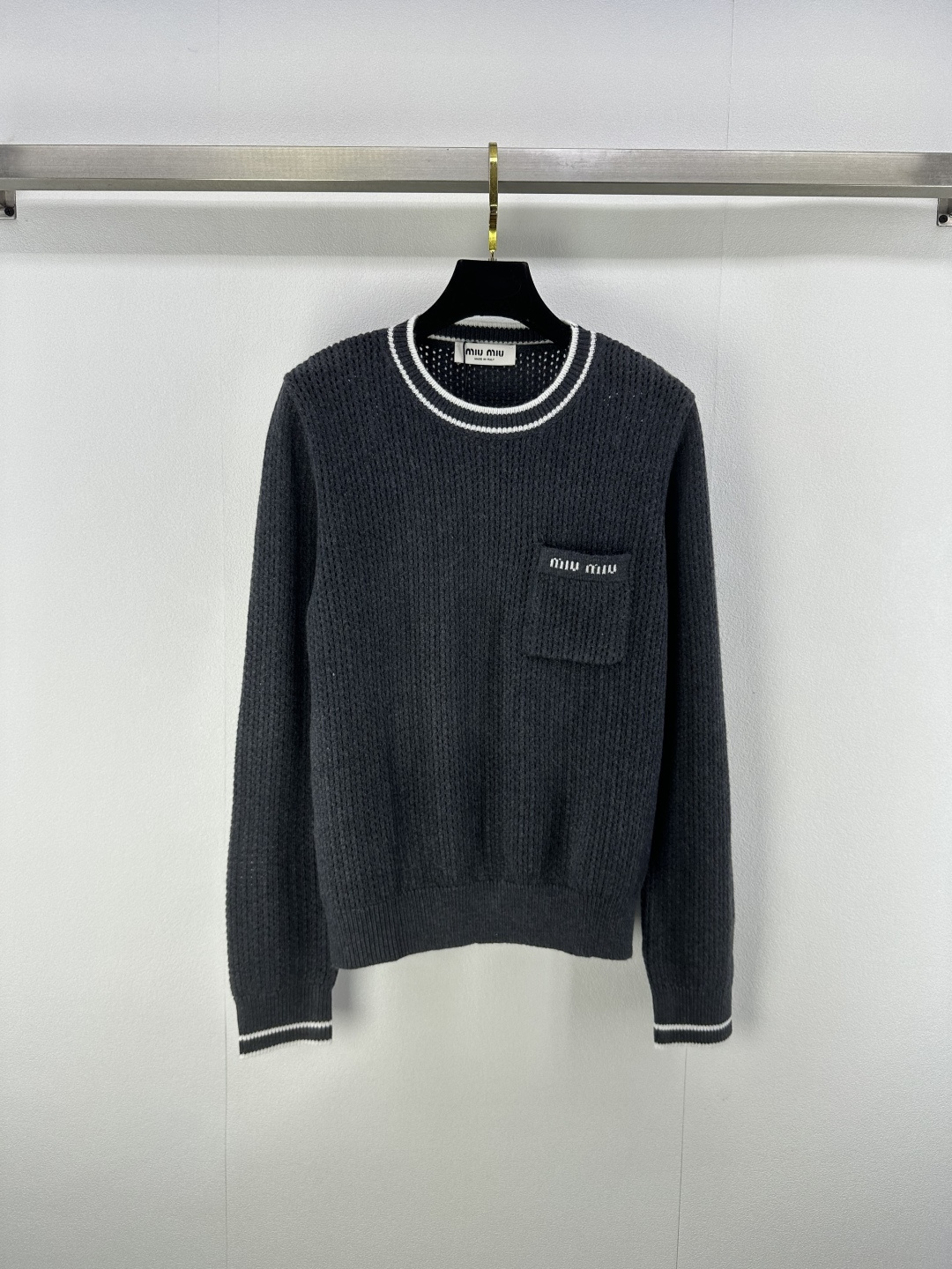 NO:472321,Miumi* new details, early autumn new knitted round neck hollow long sleeves, mid-color striped edges, high-grade gray, classic brand letter logo contrasting jacquard embellishment, classic fashionable and versatile 1 color 3 codes SML,,miumiu,alexander wang19860909Miumi*上新细节 早秋新款针织圆领镂空长袖 间色条纹包边 高级灰色系 经典品牌字母logo撞色提花点缀 经典时髦百搭 1色3码SML,,miumiu,alexander wang,Women's clothing