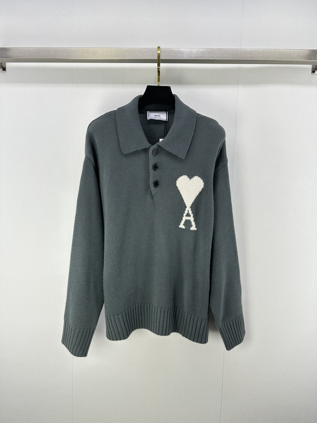NO:472291,Am* new details, early autumn new knitted lapel pullover long sleeves, classic brand letter A jacquard decoration, yb open mold letter logo button embellishment, fashionable and exquisite versatile 3 colors and 3 codes SML,,alexander wang19860909Am*上新细节 早秋新款针织翻领套头长袖 经典品牌字母A提花装饰 yb开模字母logo纽扣点缀 时髦精致百搭 3色3码SML,,alexander wang,Women's clothing