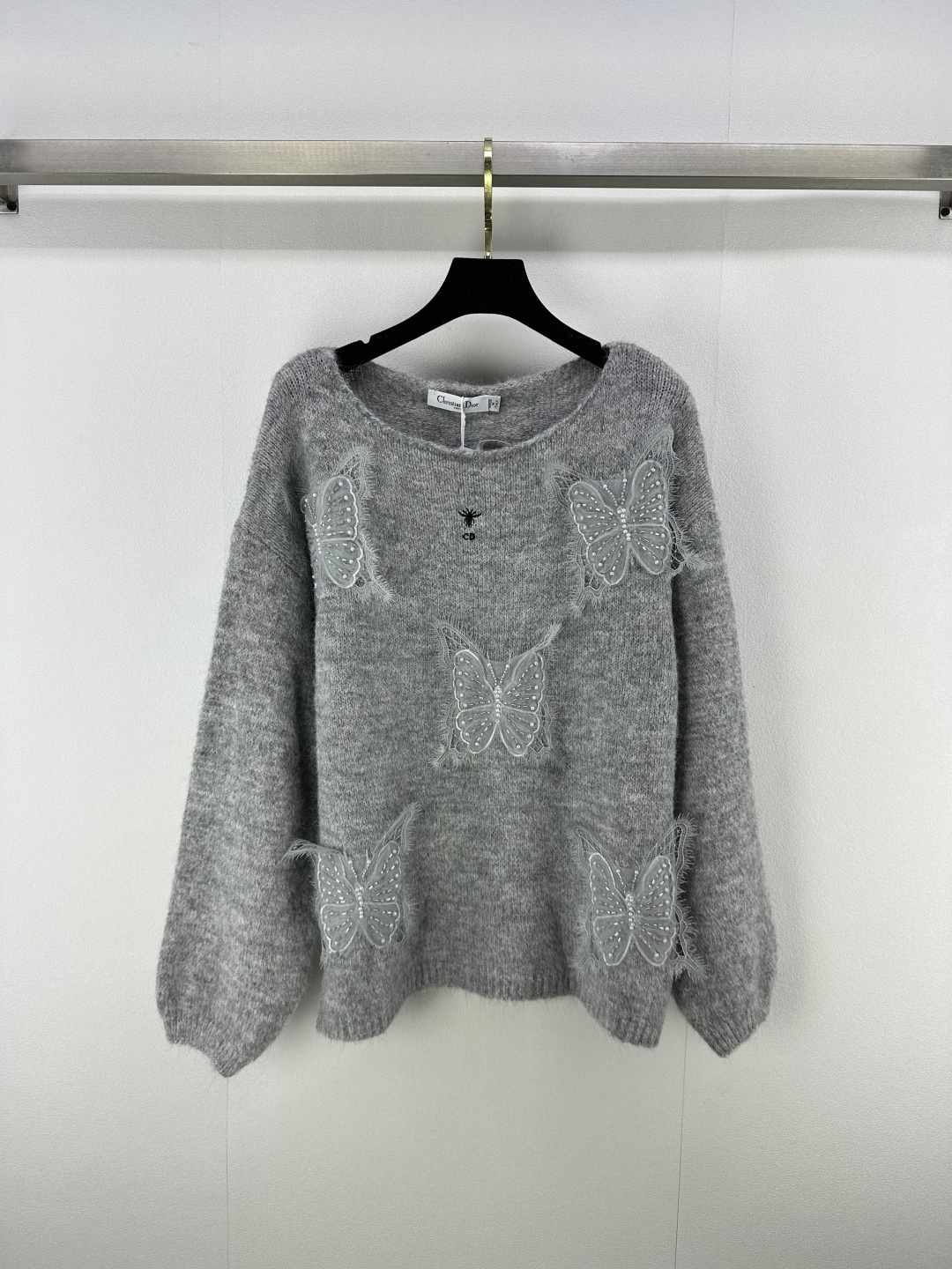 NO:472285,New details on Dio, new three-dimensional butterfly round neck and long sleeves in autumn and winter, customized wool blend yarn, positioned bee embroidery, butterfly lace beads embroidered, with a high-end feel, sweet temperament!  3 color 3 code SML, dior, alexander wang19860909Dio上新细节 秋冬新款立体蝴蝶圆领长袖 定制羊毛混纺纱 定位小蜜蜂刺绣 点缀的蝴蝶蕾丝珠片 自带高级感 甜美气质！ 3色3码SML,,dior,alexander wang,Women's clothing