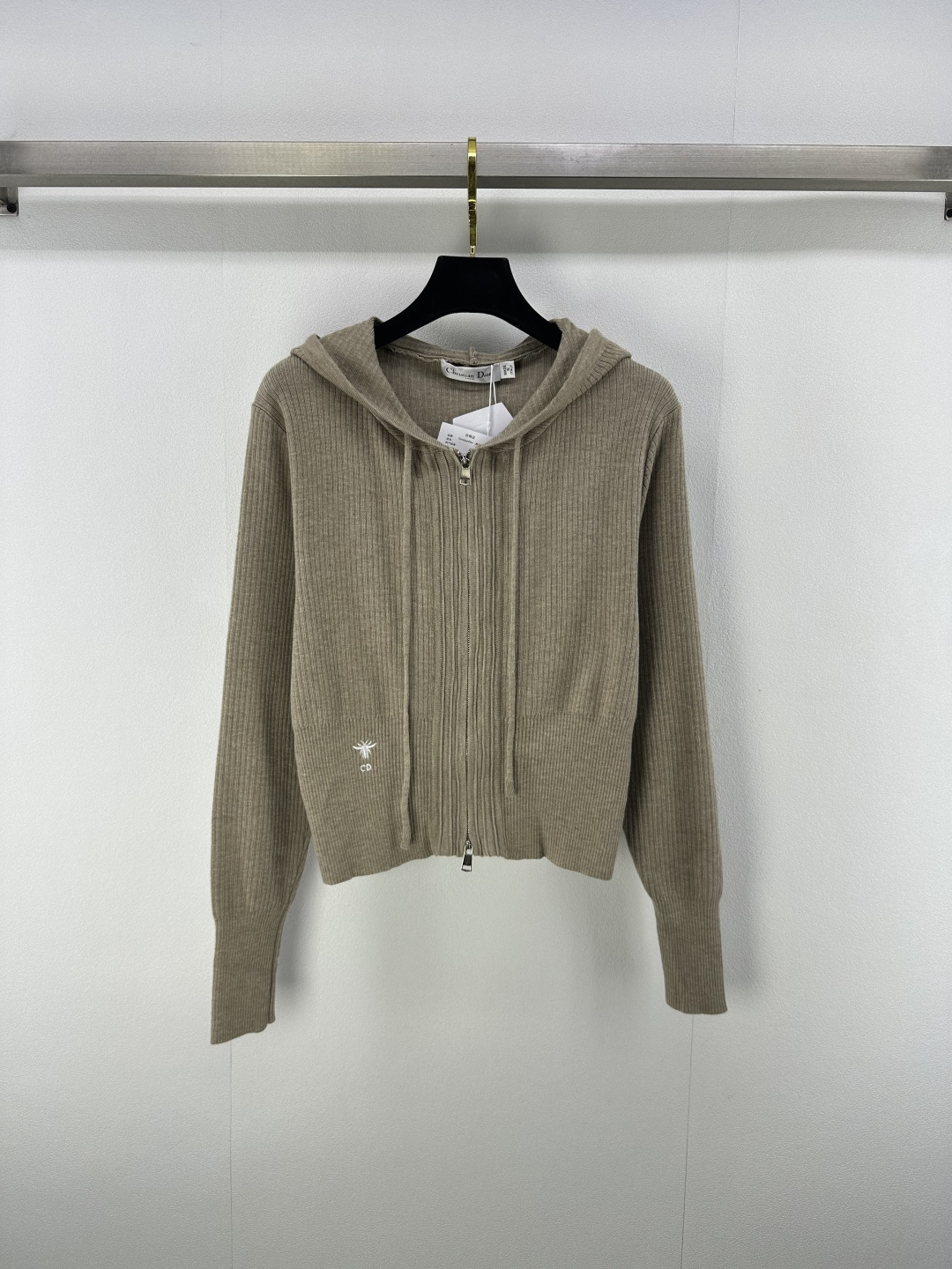 NO:472240,Dio* new details, new hooded zipper cardigan in autumn and winter, blended yarn texture, hem embroidery logo, hooded design, fashionable and casual, upper body looks slim and versatile, 2 colors, 3 sizes, SML, dior, hats, alexander wang19860909Dio*上新细节 秋冬新款连帽拉链开衫 混纺纱线质感细腻 下摆刺绣logo 连帽设计时尚随性 上身显瘦高挑又百搭 2色3码SML,,dior,hats,alexander wang,Women's clothing