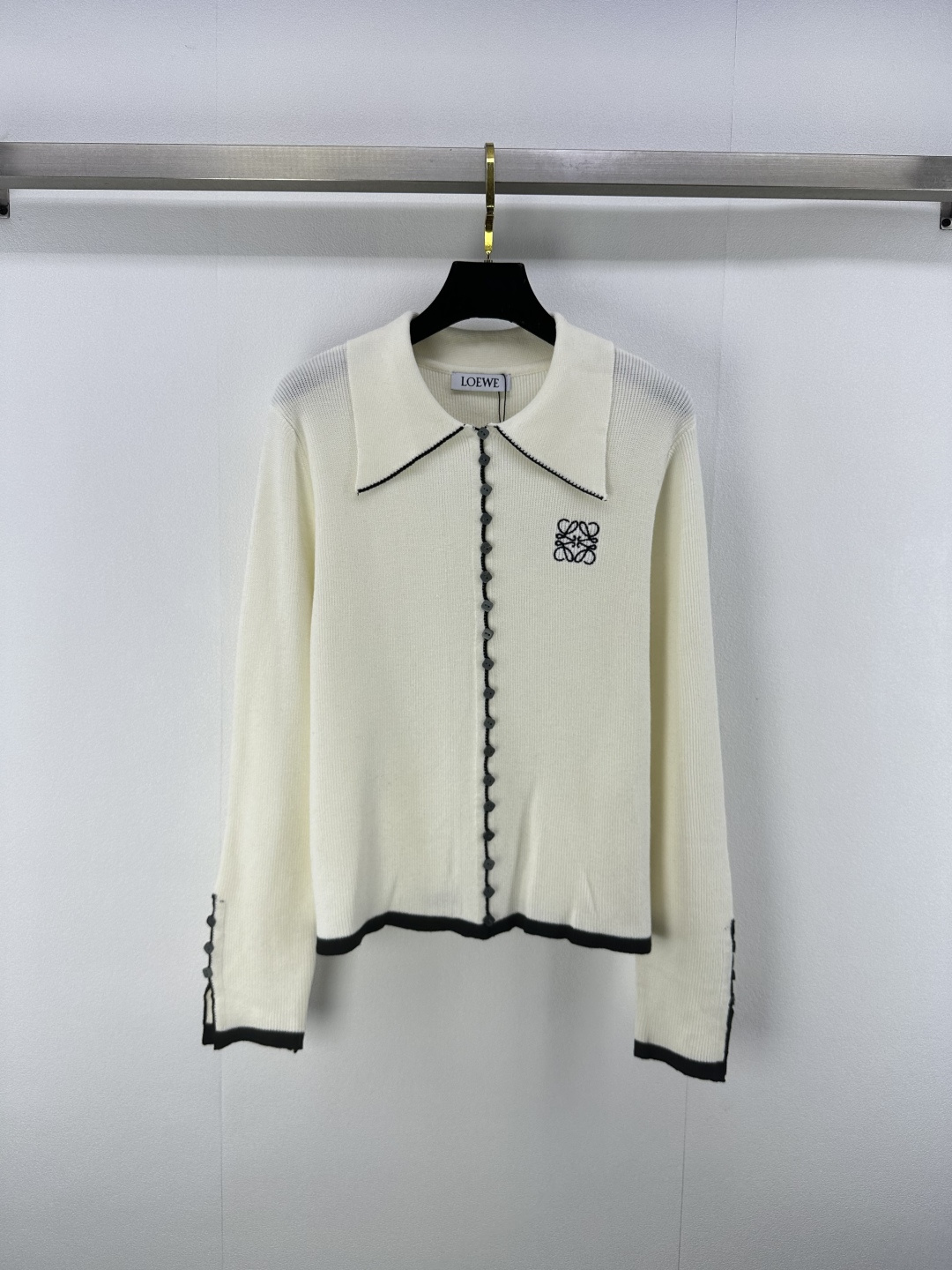 NO:472246,Loew* new details, new style of lapel contrasting button cardigan long sleeves, custom logo totem, multi-button design fashionable temperament, contrasting lapels make you look slim and sweet, upper body age-reducing college style, 2 colors and 3 sizes, SML, loewe, alexander wang19860909Loew*上新细节 秋冬新款翻领撞色纽扣开衫长袖 定制logo图腾 多纽扣设计时髦气质 撞色翻领显瘦甜美 上身减龄学院风 2色3码SML,,loewe,alexander wang,Women's clothing