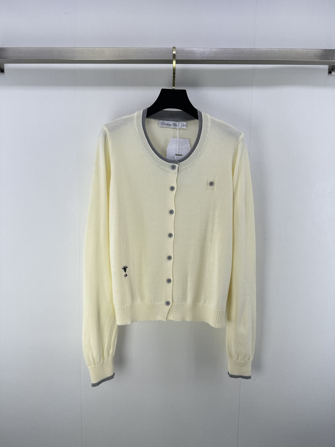 NO:472251,Dio* New details The latest spliced ​​knitted round neck cardigan in autumn and winter!  Custom imported knitted material, soft and comfortable, spliced ​​two-piece pattern, rich design layering, brand logo embellishes on the chest to highlight the brand's high-end style, ready-made garments are comfortable and elastic, adding a lively atmosphere to the outfit. No need to deliberately add decorations, it can demonstrate the elegant and high-end brand tone!  2 colors 3 codes SML, dior, alexander wang19860909Dio* 上新细节 秋冬最新拼接针织圆领开衫长袖！定制进口针织材质 柔软舒适 拼接假两件版型 设计层次感丰富 胸前点缀品牌徽标 彰显品牌高级格调 成衣舒适有弹力 为穿搭增添活泼气息 无需刻意加饰 即可彰显典雅高级的品牌调性！ 2色3码SML,,dior,alexander wang,Women's clothing