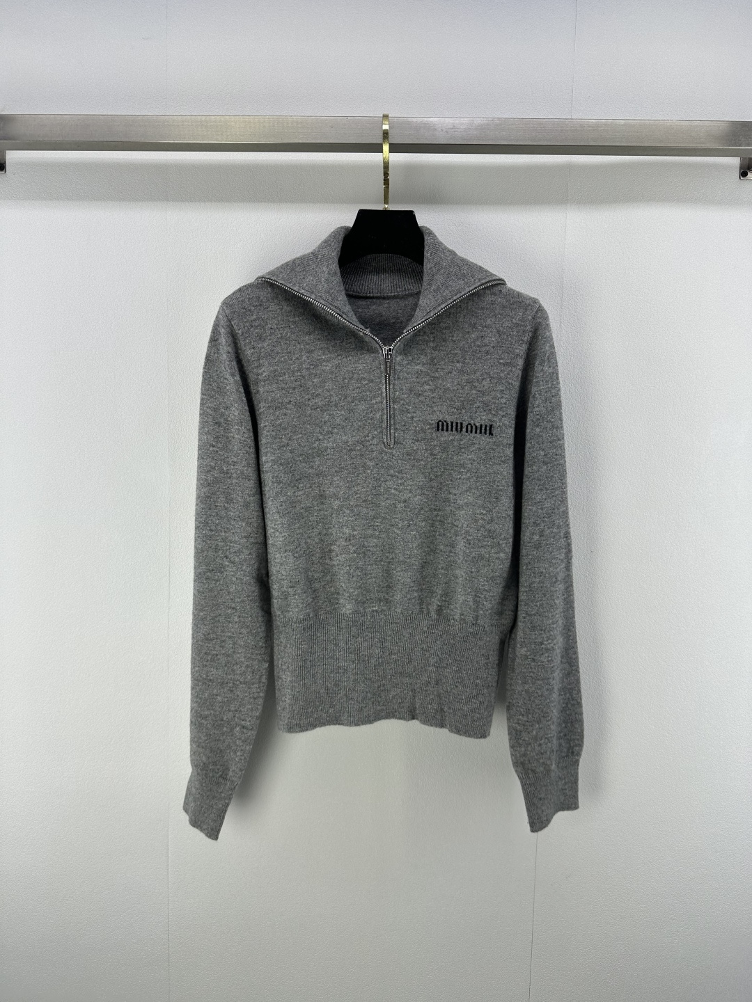 NO:472312,New details on Miumi* Fall New Half Zipper Knit Long Sleeves!  Chest positioning logo. A white, rich and beautiful woman must be used as a magical tool!  All-purpose and versatile, super slimming!  Soft, glutinous and delicate texture is super comfortable!  Retro temperament is fashionable and high-end!  The upper body looks huge and slim!  1 color 3 code SML, miumiu, alexander wang19860909Miumi*上新细节 秋季新款半拉链针织长袖！胸口定位logo 白富美必入神器！万能百搭超显瘦！软糯细腻质感超舒适！复古气质时髦又高级！版型上身巨显瘦！ 1色3码SML,,miumiu,alexander wang,Women's clothing