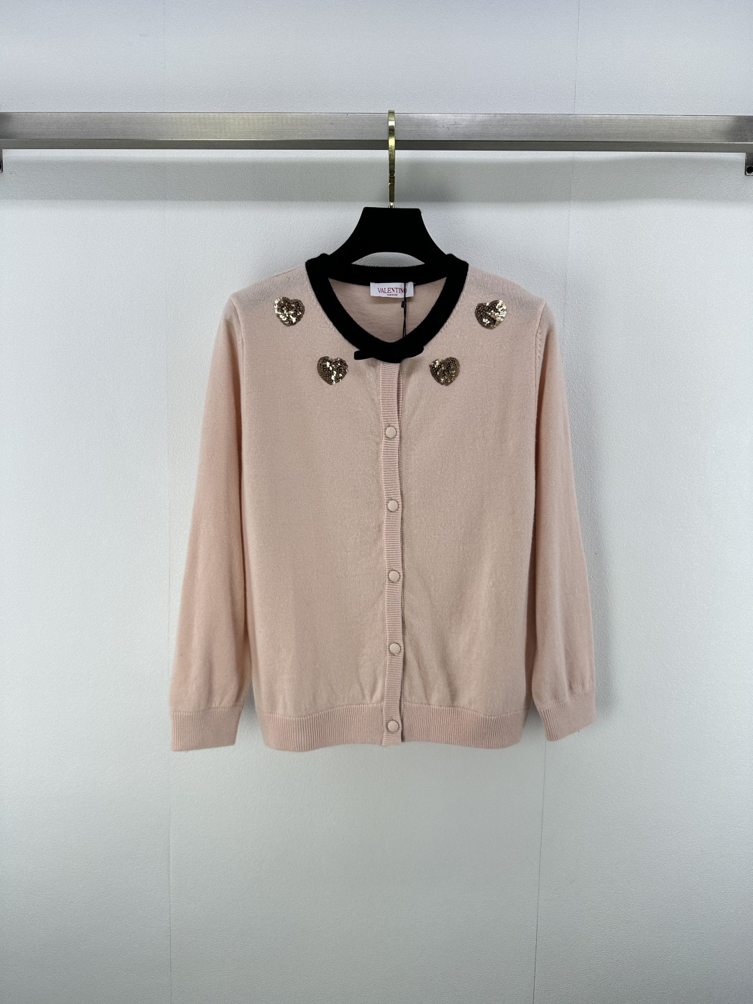 NO:472299,Valentin* new details, new autumn and winter beads and round neck cardigan long sleeves, contrasting gold beads and love design, age-reducing girlish temperament versatile!  Logo jacquard, the classic style greatly reduces weight!  Fashionable essential items 1 color 3 code SML, valentino, alexander wang19860909Valentin*上新细节 秋冬新款珠片爱心圆领开衫长袖 撞色金色珠片爱心设计 减龄少女气质百搭！logo提花 经典版型巨减瘦！时髦必备单品 1色3码SML,,valentino,alexander wang,Women's clothing