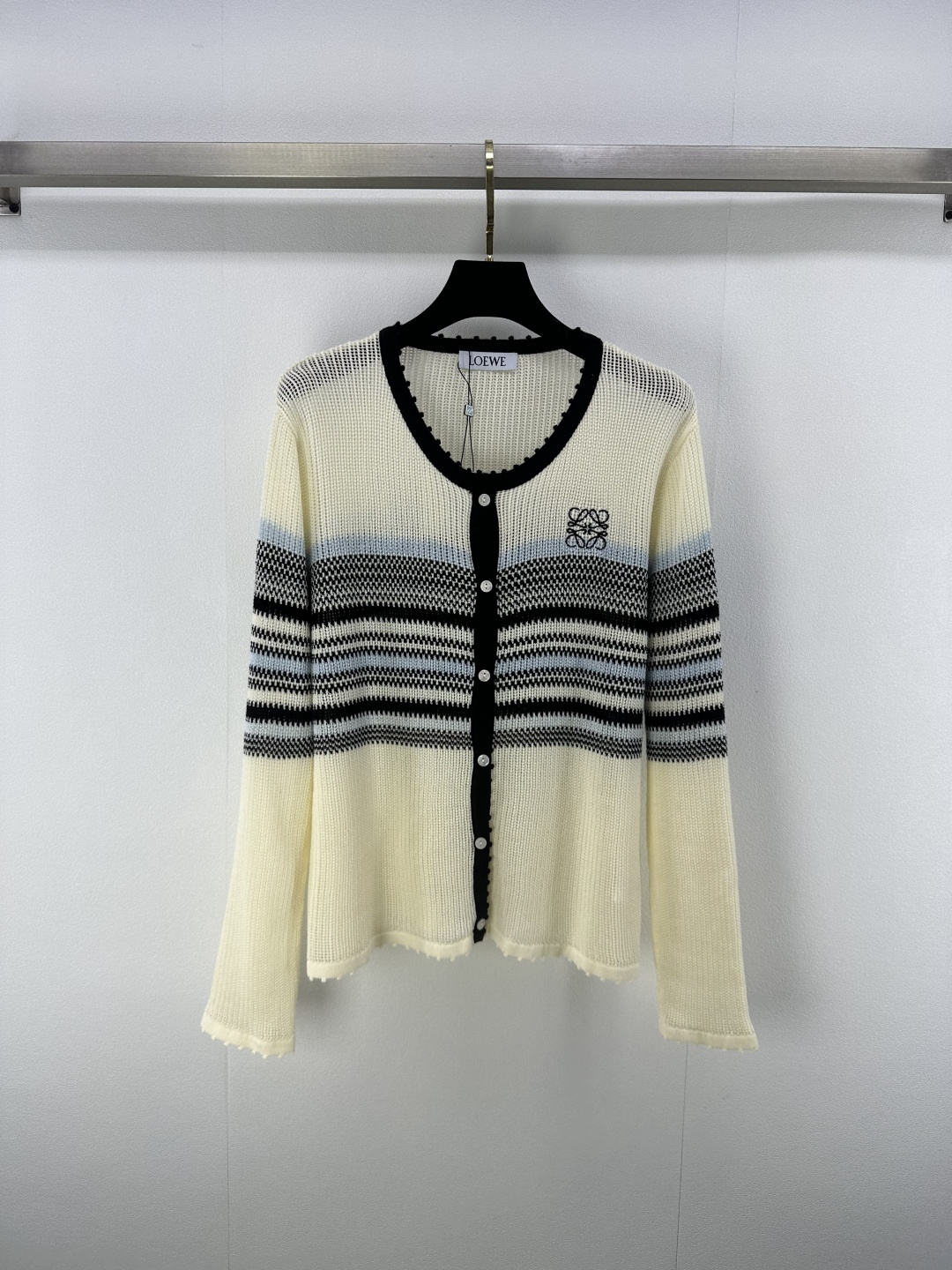 NO:472256,Loew* new details, new round-neck striped hollow cardigan in autumn, long-sleeved logo totem decorative stripe control, interpreting the low-key and restrained effortless fashionable feeling, delicate and soft and textured, the upper body is casual and relaxed and moderate, 1 color 3 codes SML, loewe, alexander wang19860909loew*上新细节 秋季新款圆领条纹镂空开衫长袖 logo图腾装饰条纹控必备 演绎低调内敛的不费力时髦感 手感细腻柔软有质感 上身随意自在松弛有度 1色3码SML,,loewe,alexander wang,Women's clothing