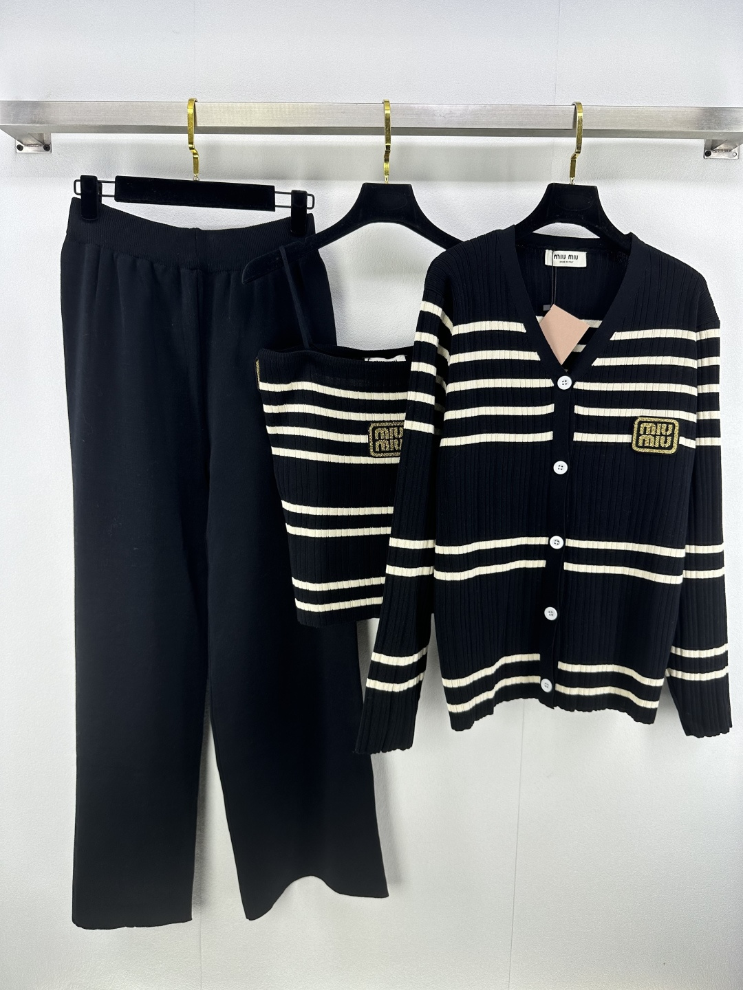 NO:472261,Miumi* new details, early autumn new three-piece suit, contrasting color design, v-neck cardigan suspender striped vest + elastic waist trousers, positioning logo logo, contrasting color high-end and fashionable!  The style is not picky about others and looks slim and versatile!  2 colors 3 codes SML, miumiu, alexander wang19860909Miumi*上新细节 早秋新款三件套套装 撞色设计v领开衫吊带条纹背心+松紧腰长裤,定位logo徽标 撞色高级又时髦！版型不挑人上身显瘦又百搭！ 2色3码SML,,miumiu,alexander wang,Women's clothing