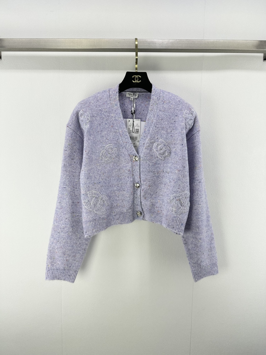 NO:472266,Chane* new details New winter products are fully printed with three-dimensional logo V-neck cardigan!  Classic V-neck retro and fashionable!  Imported wool yarn has a thick texture and keeps warm!  The original customized three-dimensional logo letters are low-key and luxurious!  Customized contrasting colors are high-end and fashionable!  The style is not picky about others and looks slim and versatile!  3 color 3 code SML, chanel, alexander wang19860909Chane*上新细节 冬季新品满印立体logoV领开衫！经典V领复古又时髦！进口羊毛纱线质感厚实保暖！原版定制立体logo字母低调奢华！定制撞色高级又时髦！版型不挑人上身显瘦又百搭！ 3色3码SML,,chanel,alexander wang,Women's clothing