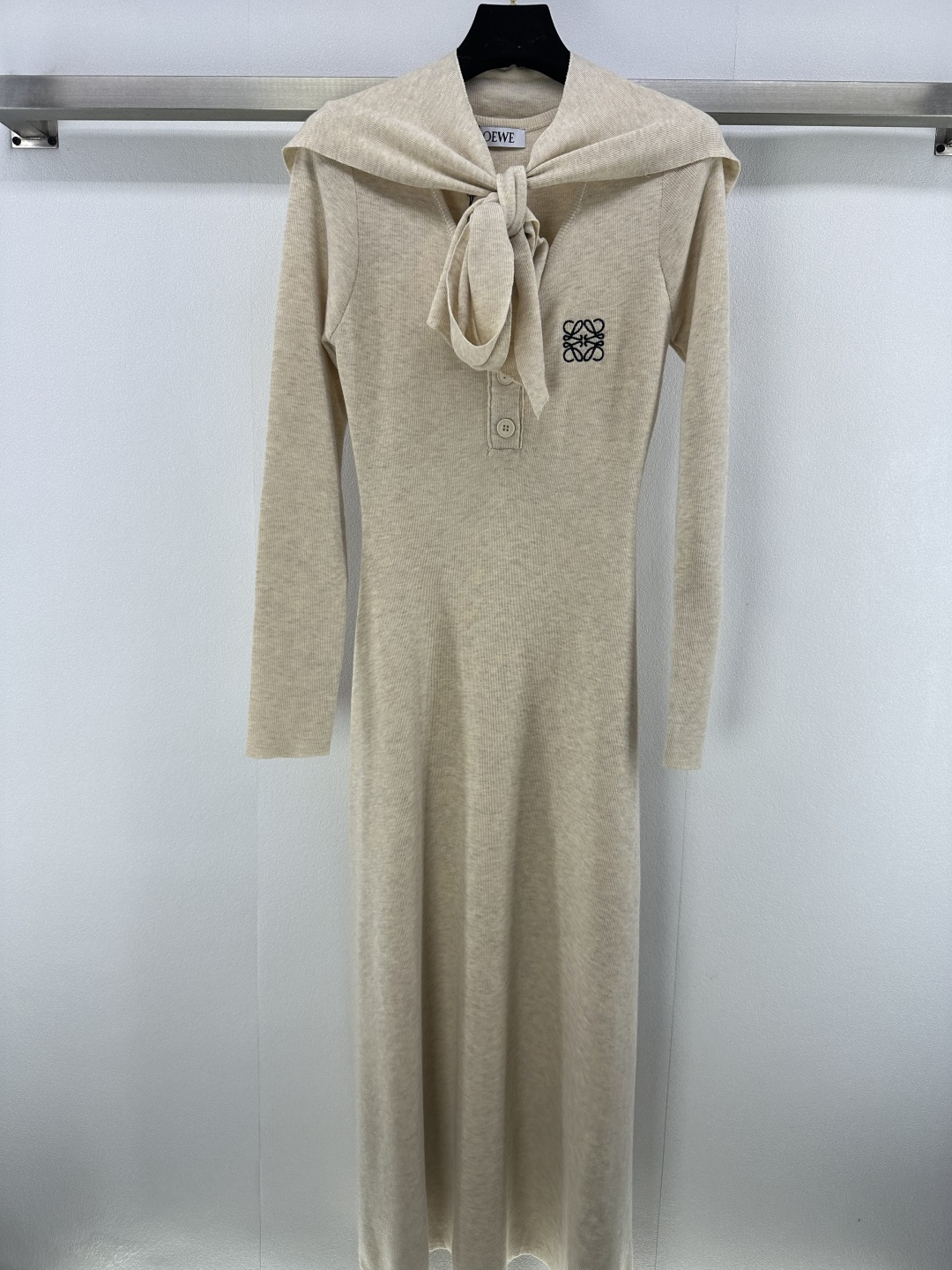 NO:472276,Loew* New details, new embroidered design for autumn and winter, two-piece long-sleeved skirt, detachable shawl, white and rich beauty, must-have artifact!  The three-dimensional embroidery logo design is low-key and luxurious. It is a universal and versatile artifact. The inner style is super slim!  Imported blended yarns have super comfortable texture!  Casual, fashionable and high-end!  2 color 3 code SML, loewe, skirts, shawls, alexander wang19860909Loew* 上新细节 秋冬新款刺绣设计两件套长袖裙 可拆卸披肩 白富美必入神器！立体刺绣logo设计低调奢华.万能百搭神器 内搭版型超显瘦！进口混纺纱线质感超舒适！休闲时髦又高级！ 2色3码SML,,loewe,skirts,shawls,alexander wang,Women's clothing