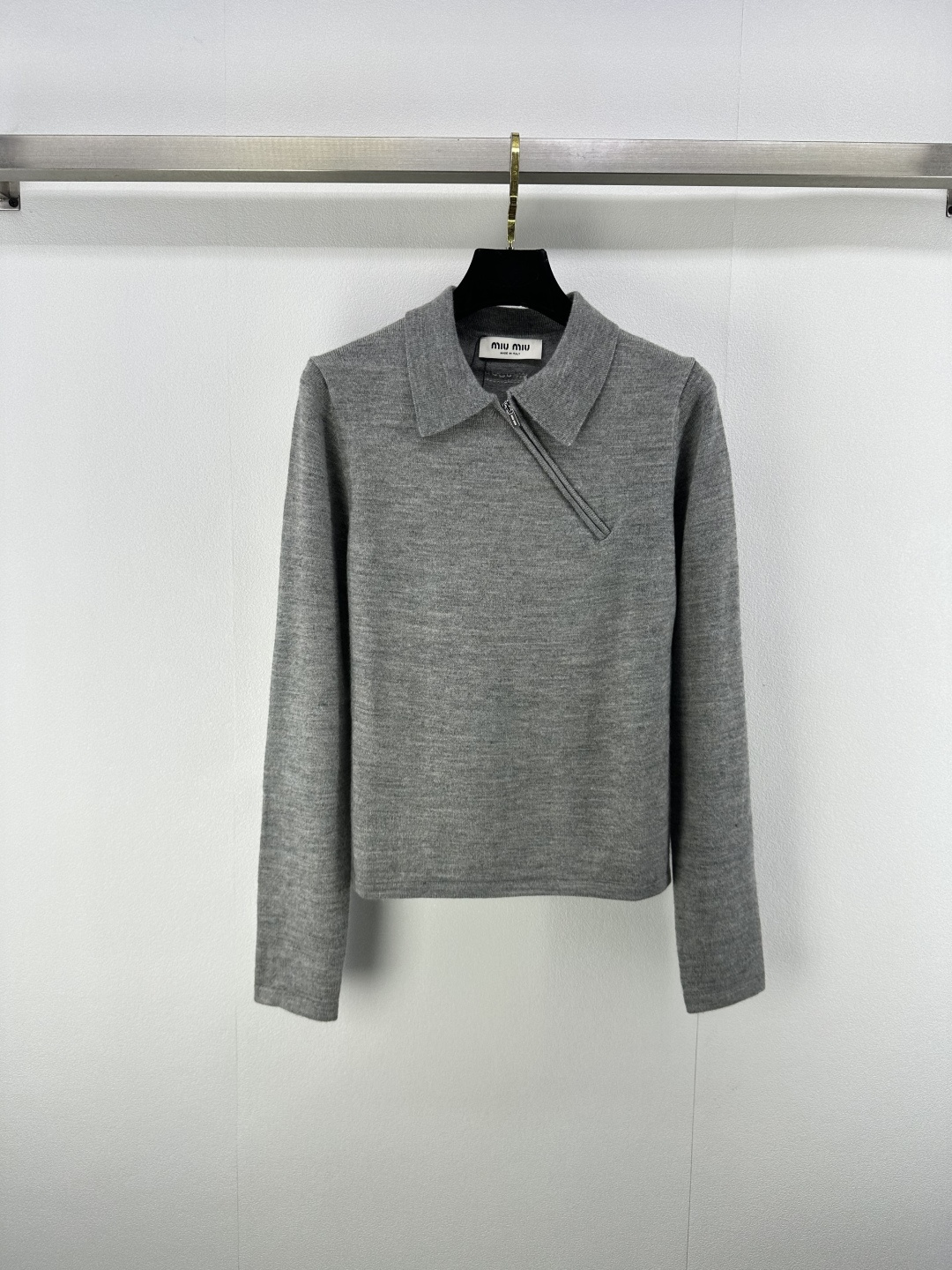 NO:482771,Miumi* new details, the new early autumn zipper design lapel long sleeves, the semi-surfaced zipper design adds beauty to the outfit visually, and the back collar contrasting logo letter embroidery pattern shows the unique charm value of the brand!  A very beautiful style with single-fitting and stacking. 2 colors and 3 codes SML, miumiu, alexander wang19860909Miumi*上新细节 早秋新款斜拉链设计翻领长袖 半斜拉链设计对穿搭视觉增添美感,后领口撞色徽标字母刺绣图案,彰显品牌独有魅力价值！单穿叠搭都巨好看的一款 2色3码SML,,miumiu,alexander wang,Women's clothing