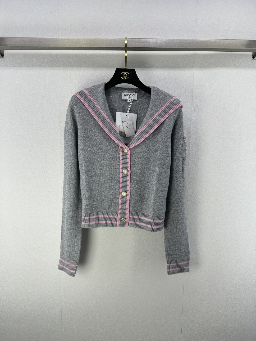 NO:475818,Chane* new details, early autumn new V-neck rear shawl cardigan, contrasting color logo letters, yb open mold logo buttons, loose style, very slim upper body, simple and big brand super versatile, 1 color, 3 size SML, chanel, shawls, alexander wang19860909Chane*上新细节 早秋新款V领后披肩开衫 撞色徽标logo字母 yb开模logo纽扣 宽松版型上身非常显瘦 简约又大牌超百搭 1色3码SML,,chanel,shawls,alexander wang,Women's clothing