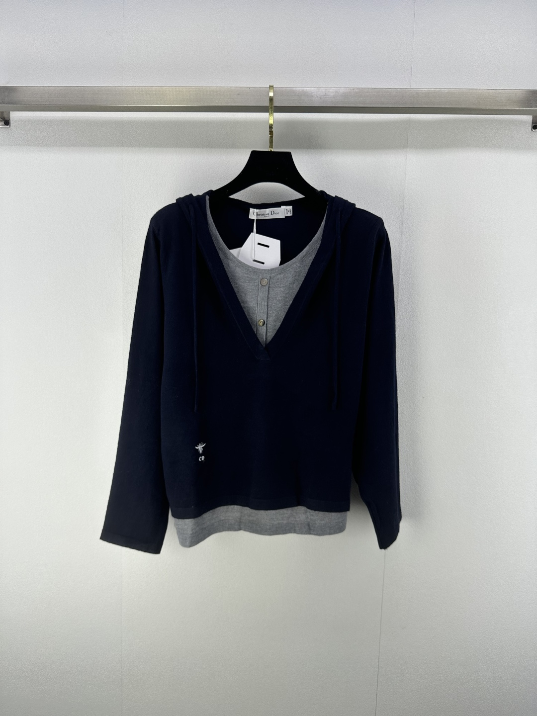 NO:475786,Dio* new details, new autumn and winter hooded fake two-piece long sleeves, positioning bee embroidery, delicate texture of wool yarn, fashionable and casual hooded design, slim and tall and versatile upper body 3 colors 3 size SML,,dior,hats,alexander wang19860909Dio*上新细节 秋冬新款连帽假两件长袖 定位小蜜蜂刺绣 羊毛纱线质感细腻 连帽设计时尚随性 上身显瘦高挑又百搭 3色3码SML,,dior,hats,alexander wang,Women's clothing