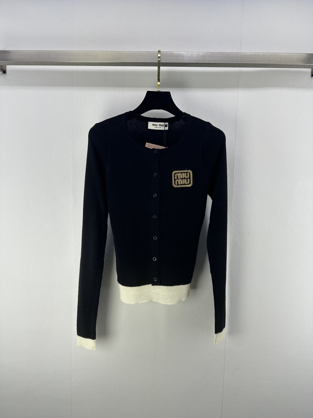 NO:475793,Miumi* new details, new autumn products, round-neck cardigan long sleeves, custom logo on the chest, comfortable and delicate, full texture, contrasting two-piece design, modern and fashionable, slim and relaxed, the first choice for early autumn temperament, 3 colors and 3 sizes, SML, miumiu, alexander wang19860909Miumi*上新细节 秋季新品撞色圆领开衫长袖 胸口定制徽标 舒适细腻 质感十足 撞色假两件设计 穿搭摩登时尚 显瘦松弛 早秋气质穿搭首选 3色3码SML,,miumiu,alexander wang,Women's clothing