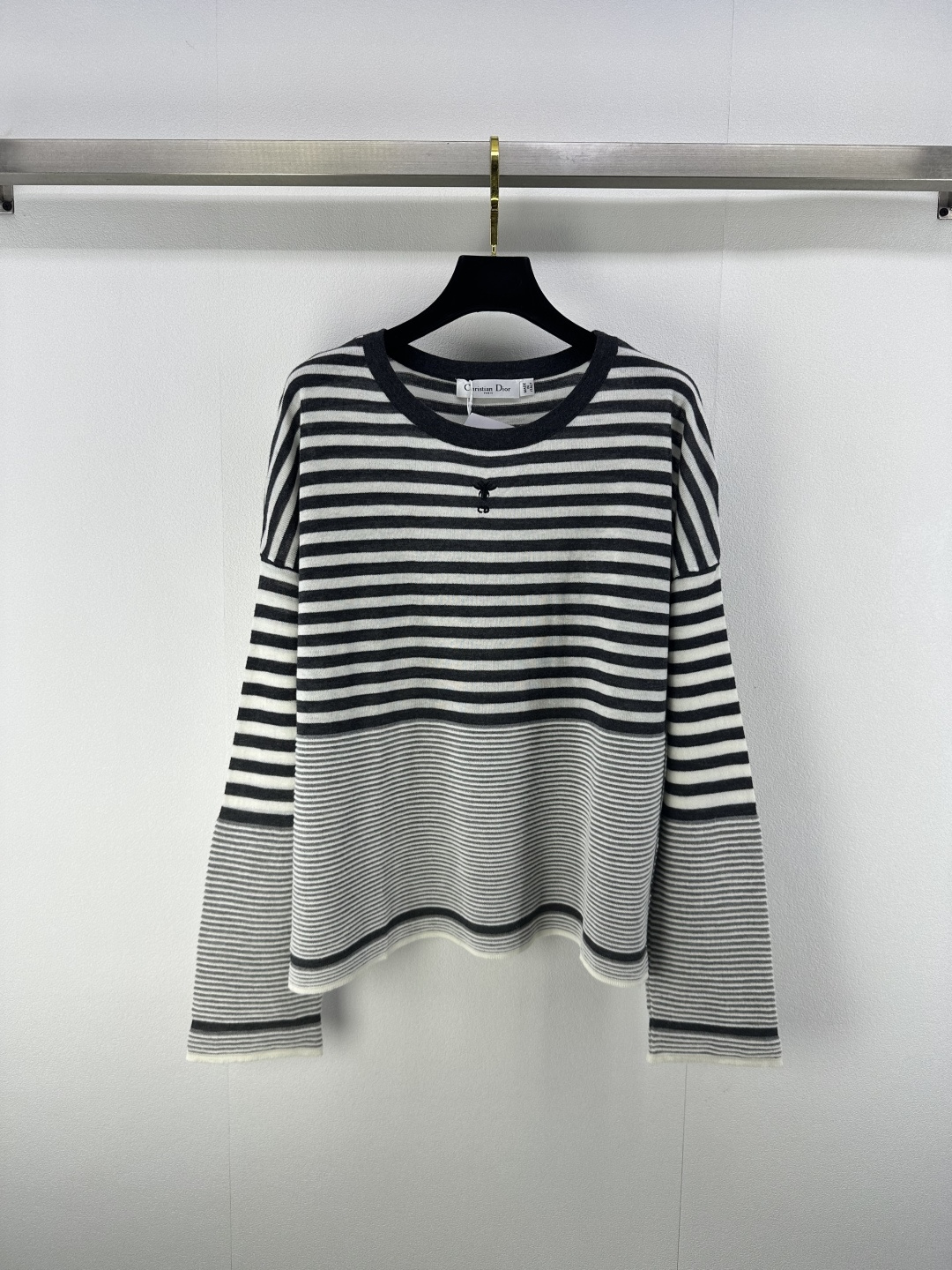 NO:475800,New details on Dio*. New autumn style striped knitted long sleeves. The whole body striped contrasting color is fashionable and age-reducing. Simple and generous horizontal pit strip texture. Modify the body shape. Soft and comfortable. Strong breathability. Everyday commuting is OK. 2 colors and 3 codes. SML, dior, alexander wang.19860909Dio*上新细节 秋季新款条纹针织长袖 通体条纹撞色 时髦又减龄 简约大方横向坑条肌理 修饰身形 手感柔软舒适 透气性强 日常通勤都ok 2色3码SML,,dior,alexander wang,Women's clothing
