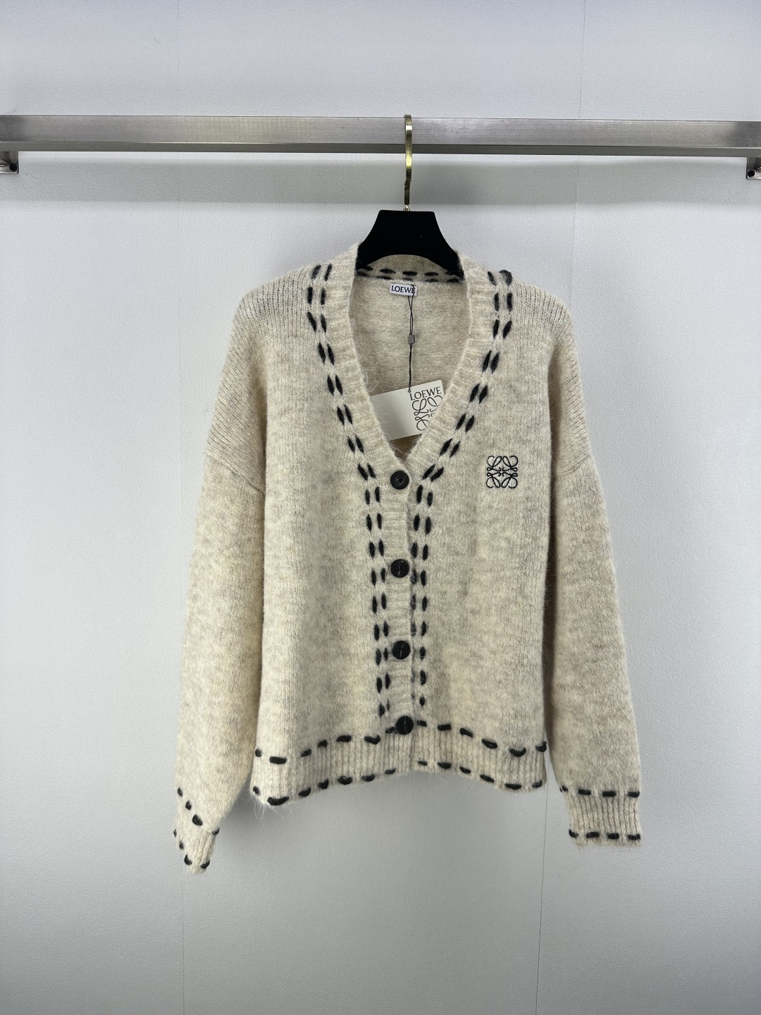 NO:482723,Loew* new details, new autumn v-neck knitted cardigan long sleeves, customized YB wool yarn weaving, texture high-quality and comfortable v-neck knitted cardigan long sleeves, edge knitted pattern intertwined, youthful and lively, embroidered letter logo, highlighting the brand personality, highlighting the high-end feeling of outfits, design echoes and coordinates, showing relaxed tone, light luxury and fashionable temperament, can be worn alone, the first choice for fashionable outfits in all seasons, 2 colors and 3 codes, loewe, alexander wang19860909loew*上新细节 秋季新款v领编织带开衫长袖 定制YB羊毛纱线织造 质感高级舒适 v领针织开衫长袖 边缘编织纹路交织 青春感满溢 更显风格活泼 刺绣字母徽标 彰显品牌个性 凸显穿搭高级感 设计呼应协调 尽显松弛调性 轻奢时髦气质 单穿叠穿均可 四季时尚穿搭首选 2色3码SML,,loewe,alexander wang,Women's clothing