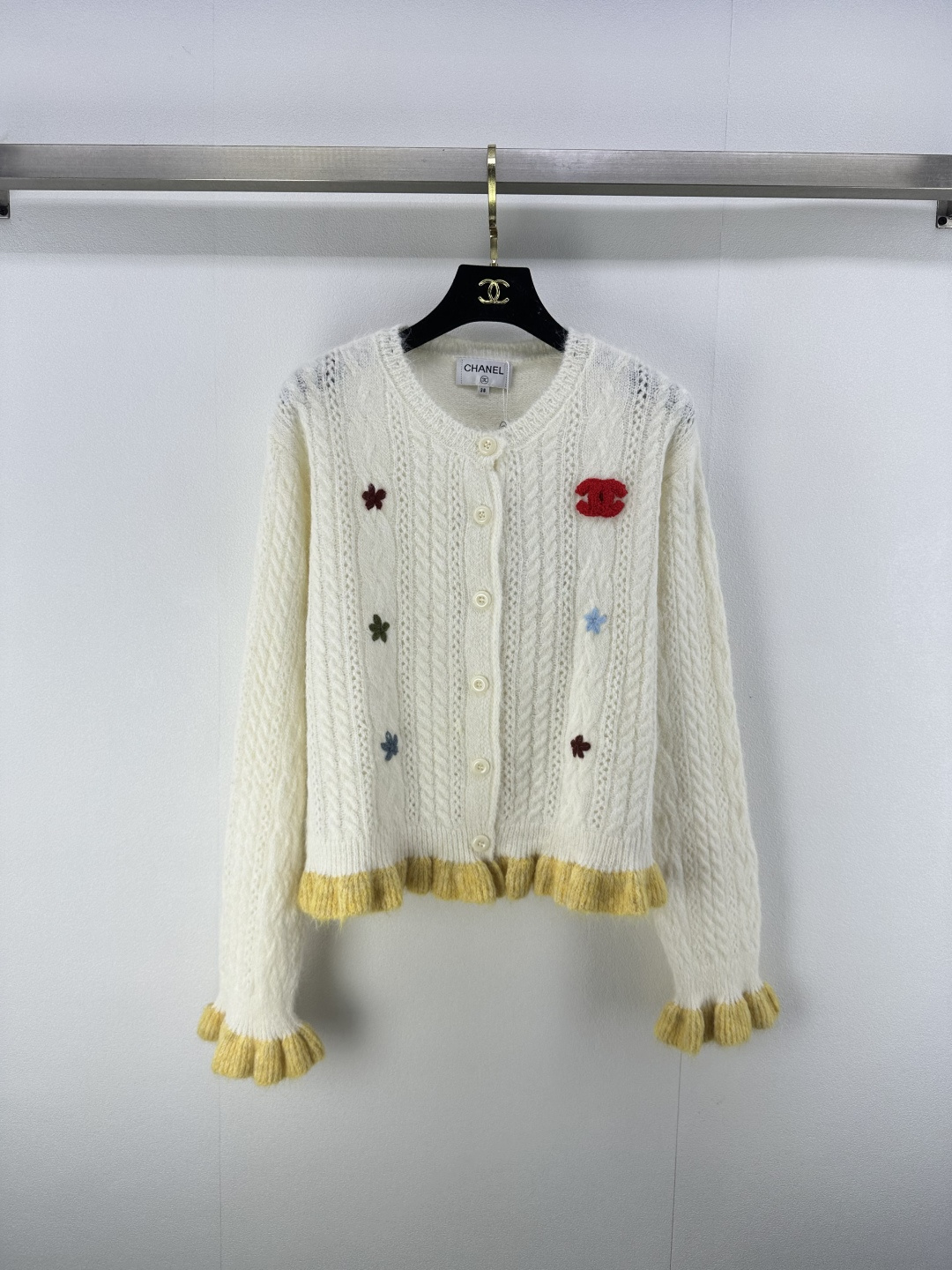 NO:482729,Chane* new details New autumn style three-dimensional flower knitted round-neck cardigan. The fabric is skin-friendly and comfortable, good breathability. Three-dimensional flower tailoring. The embellishment of the whole elegant temperament. Versatile slimming. The hem of the hem is decorated with age and fashionable. Cardigan tailoring. 2 colors and 3 sizes. SML, chanel, alexander wang.19860909Chane*上新细节 秋季新款立体花朵针织圆领开衫 面料亲肤舒适 透气性好 立体花朵剪裁 点缀整体 优雅气质 百搭显瘦 衣摆木耳边装饰减龄又时髦 开衫剪裁 2色3码SML,,chanel,alexander wang,Women's clothing