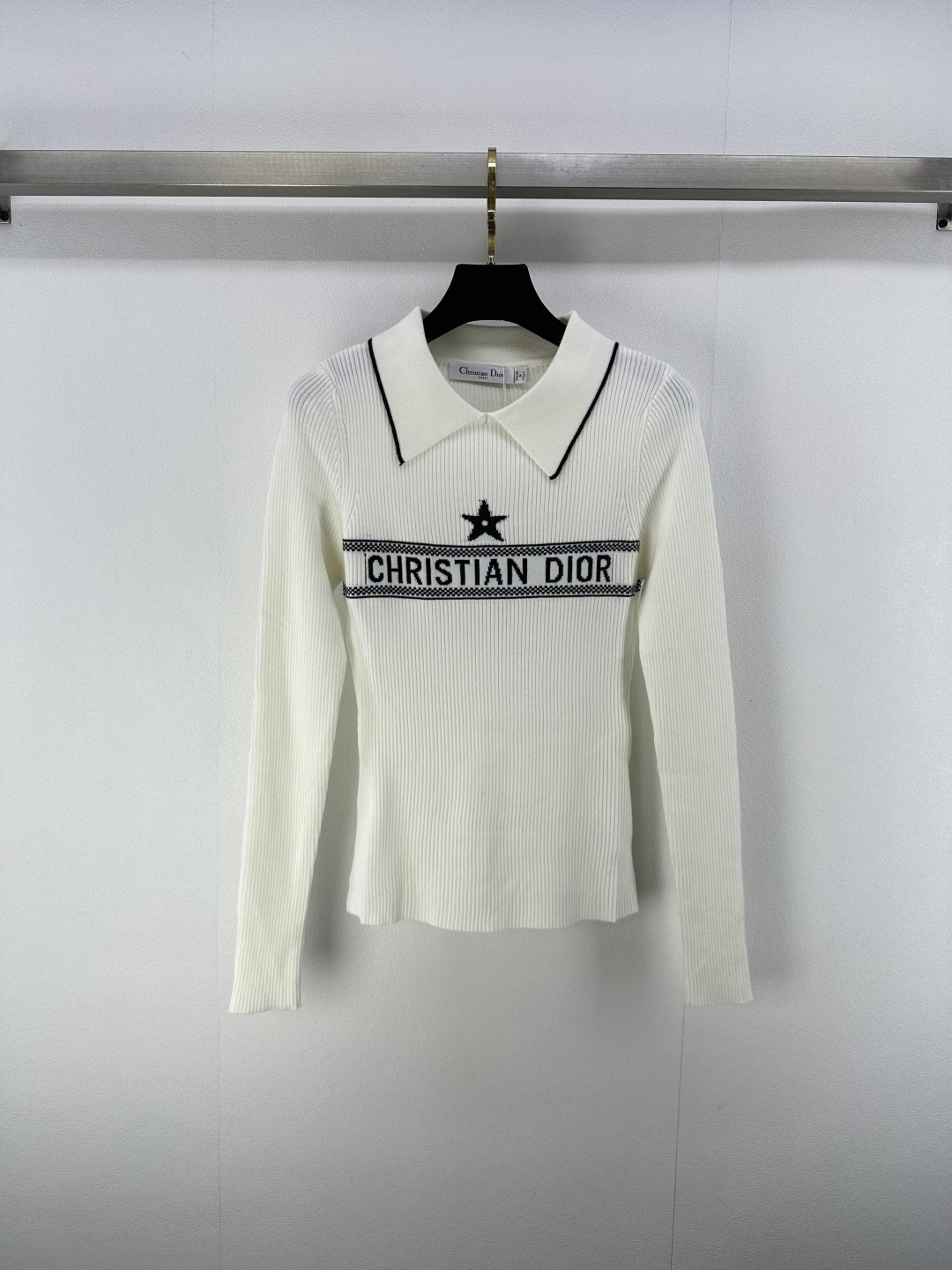 NO:475824,Dio* New Details The latest Autumn lapel with five-pointed star long sleeves!  Customized YB wool yarn weaving, texture high-quality and comfortable, lapel knitted long-sleeved tailoring, two colors interwoven throughout the body, base the five-pointed star letter logo pattern on the chest, highlighting the brand’s personality and highlighting the high-end feeling of outfit!  1 color 3 code SML, dior, alexander wang19860909Dio* 上新细节 秋季最新翻领五角星长袖！定制YB羊毛纱线织造 质感高级舒适 翻领针织长袖剪裁 通体两色交织打底胸前定位五角星字母徽标图案满铺 彰显品牌个性 凸显穿搭高级感！ 1色3码SML,,dior,alexander wang,Women's clothing