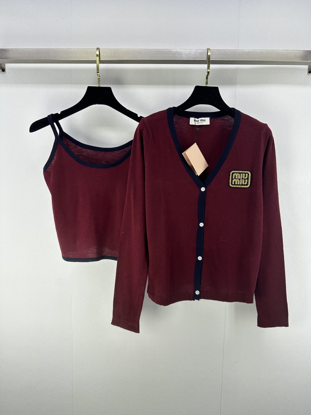 NO:482736,Miumi* New Details The latest two-piece cardigan for autumn, suspender vest + knitted cardigan!  Contrasting color jacquard logo, showing a relaxed tone, light luxury and fashionable temperament, can be worn alone and layered, and fashionable outfits in all seasons. It is simple and energetic when going out on the street every day!  3 color 3 code SML, miumiu, alexander wang19860909Miumi*上新细节 秋季最新两件套开衫 吊带背心+针织开衫！撞色提花logo,尽显松弛调性 轻奢时髦气质 单穿叠穿均可 四季时尚穿搭 日常出街简单又具有活力！ 3色3码SML,,miumiu,alexander wang,Women's clothing