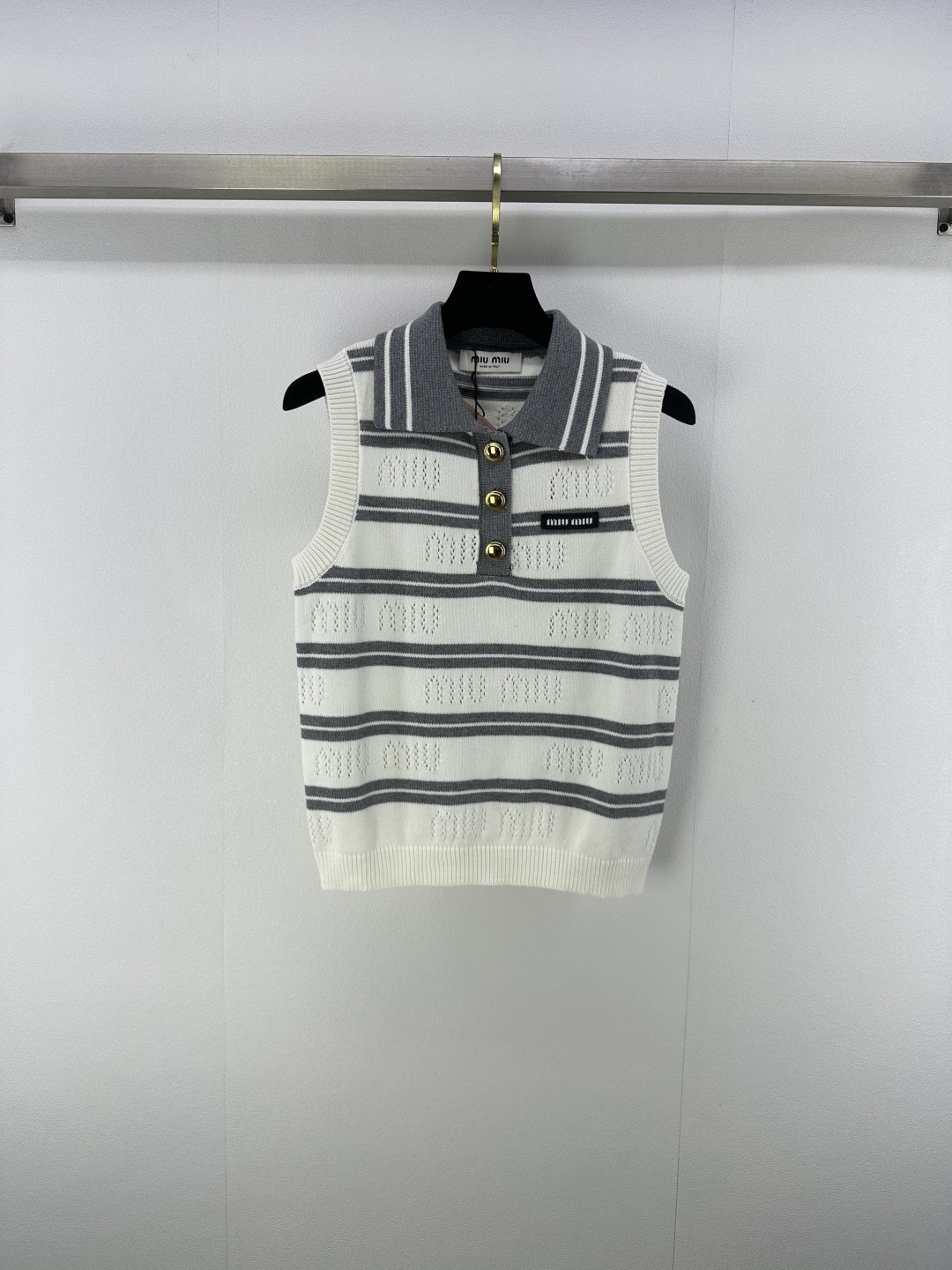 NO:482742,Mium* new details, new style of lapel hollow striped vest in autumn and winter, striped color matching, age-reducing girlish style, logo letters are low-key and luxurious. Sweet girl is elegant and fashionable, and the classic style is not picky about people, making her look slim and versatile!  2 colors 3 codes SML, miumiu, alexander wang19860909mium*上新细节 秋冬新款翻领镂空条纹背心 条纹配色减龄少女风,徽标字母低调奢华.甜美少女优雅又时髦,经典版型不挑人上身显瘦又百搭！ 2色3码SML,,miumiu,alexander wang,Women's clothing