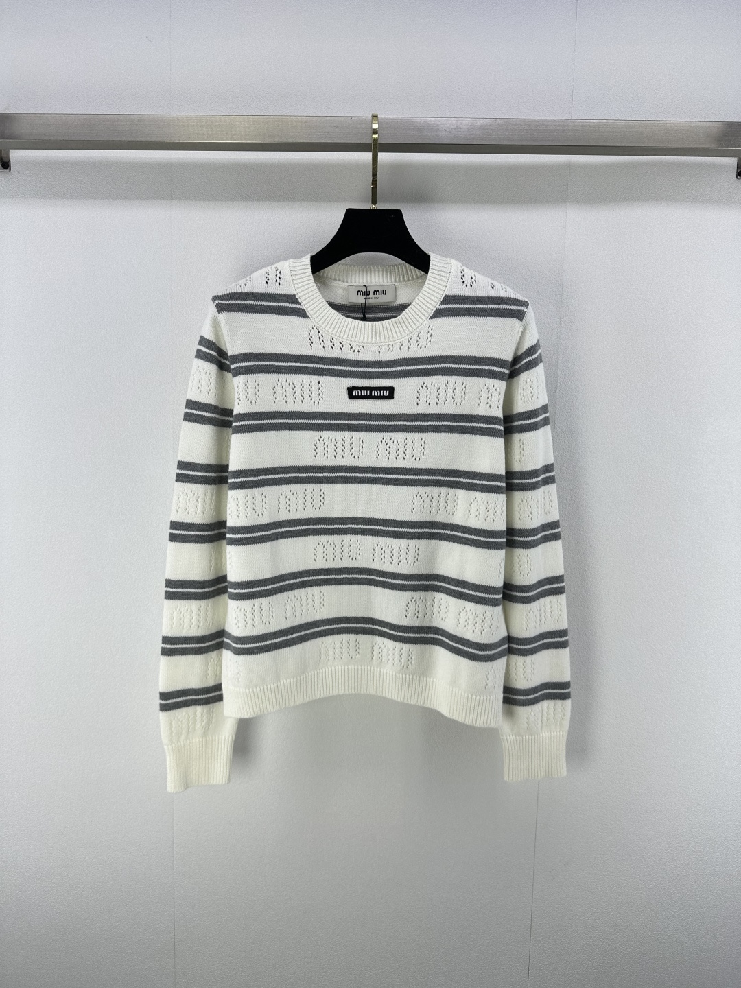 NO:482747,Mium* new details, new round neck striped hollow long sleeves in autumn and winter, striped color matching, age-reducing girlish style, logo letters are low-key and luxurious. Sweet girls are elegant and fashionable, and the classic style is not picky about people, making them look slim and versatile!  2 colors 3 codes SML, miumiu, alexander wang19860909mium*上新细节 秋冬新款圆领条纹镂空长袖 条纹配色减龄少女风,徽标字母低调奢华.甜美少女优雅又时髦,经典版型不挑人上身显瘦又百搭！ 2色3码SML,,miumiu,alexander wang,Women's clothing