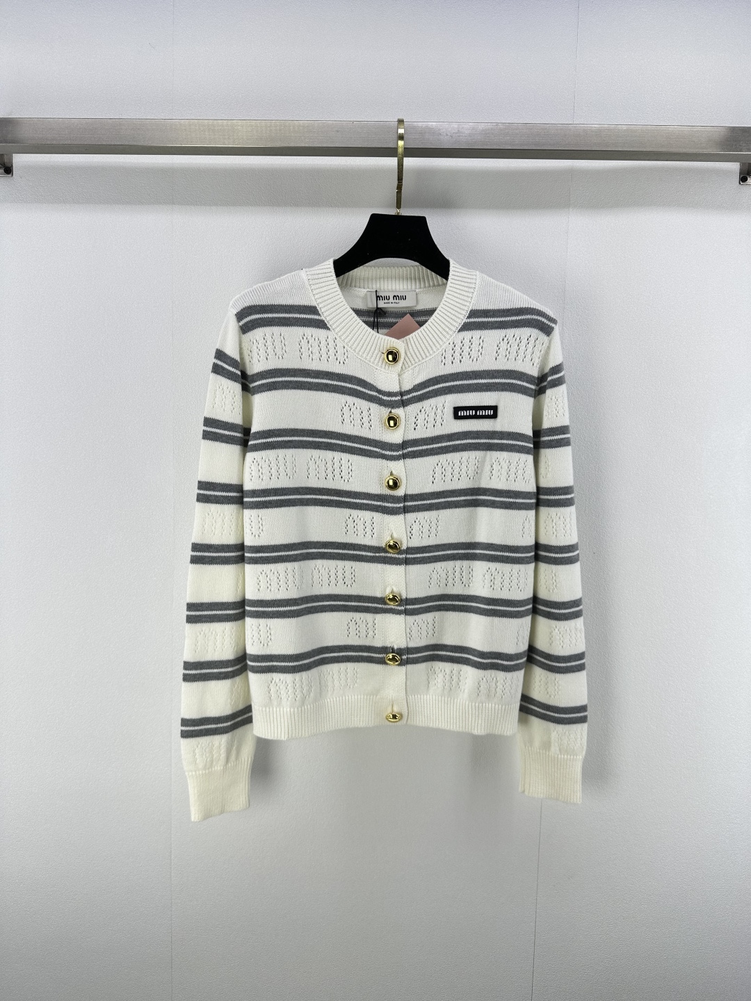 NO:482752,Mium* new details, new round neck striped hollow cardigan with long sleeves, striped color matching, age-reducing girlish style, logo letters are low-key and luxurious. Sweet girls are elegant and fashionable, and the classic style is not picky about people, looking slim and versatile!  2 colors 3 codes SML, miumiu, alexander wang19860909mium*上新细节 秋冬新款圆领条纹镂空开衫长袖 条纹配色减龄少女风,徽标字母低调奢华.甜美少女优雅又时髦,经典版型不挑人上身显瘦又百搭！ 2色3码SML,,miumiu,alexander wang,Women's clothing